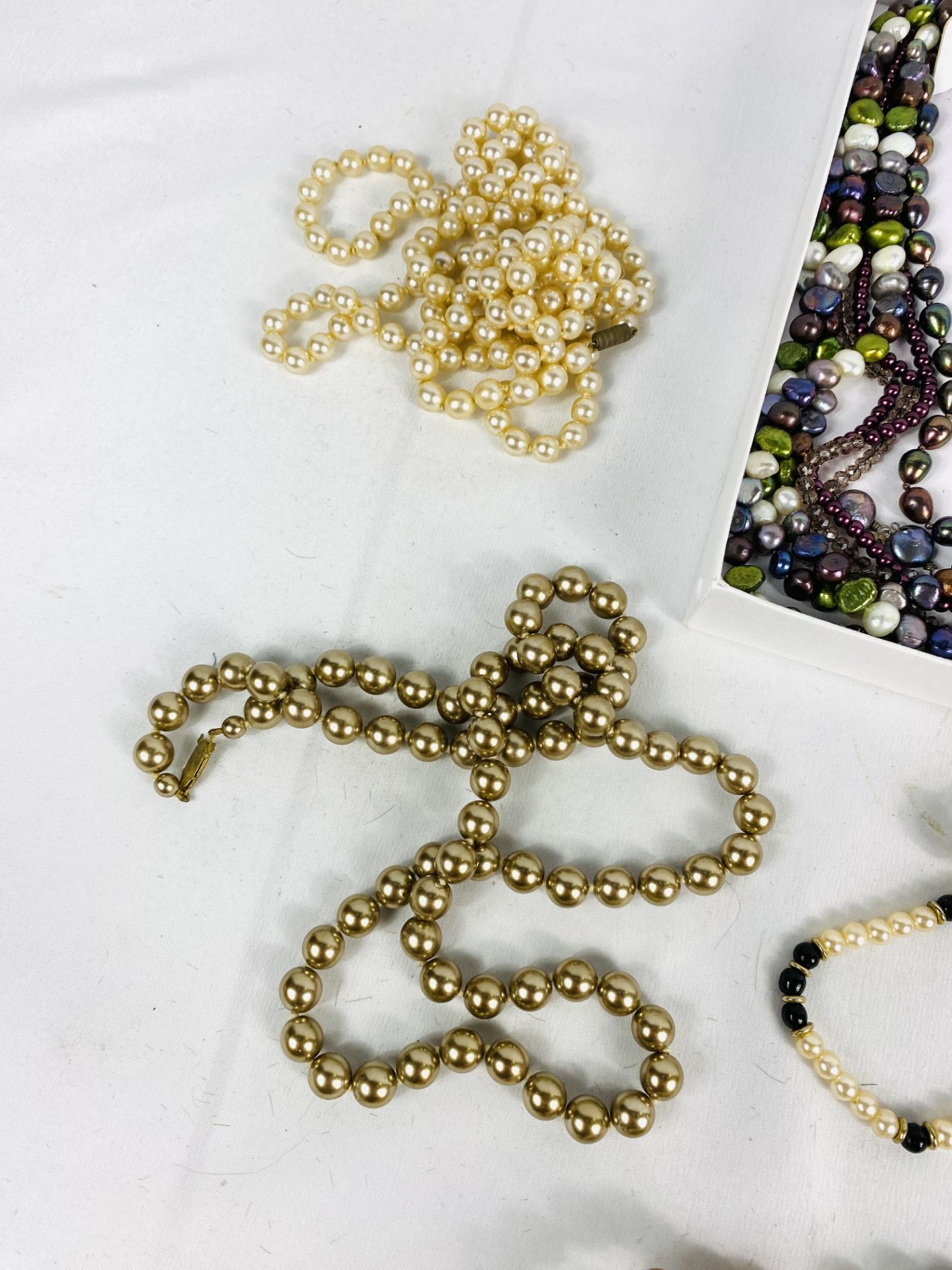 Quantity of pearl necklaces - Image 2 of 5