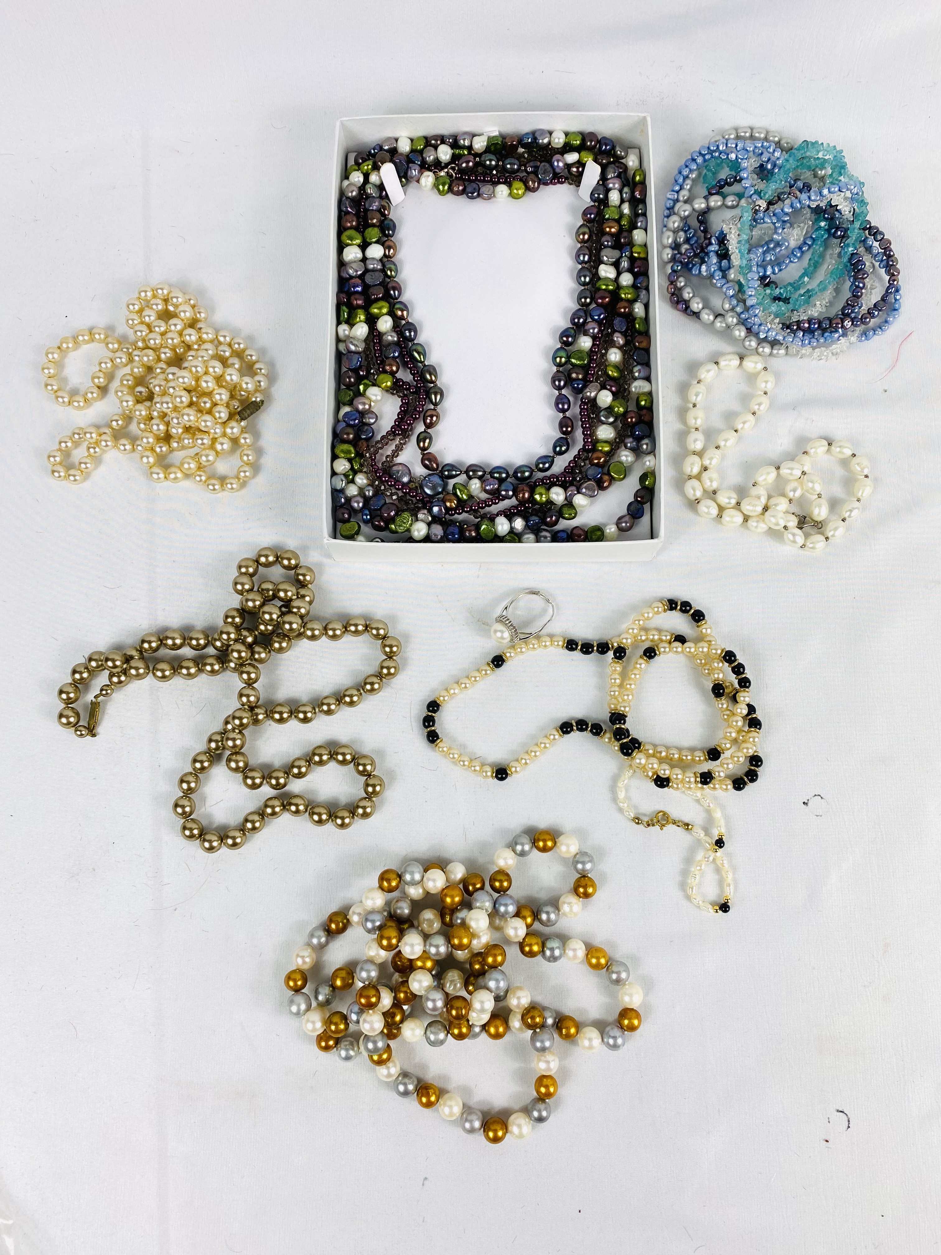 Quantity of pearl necklaces