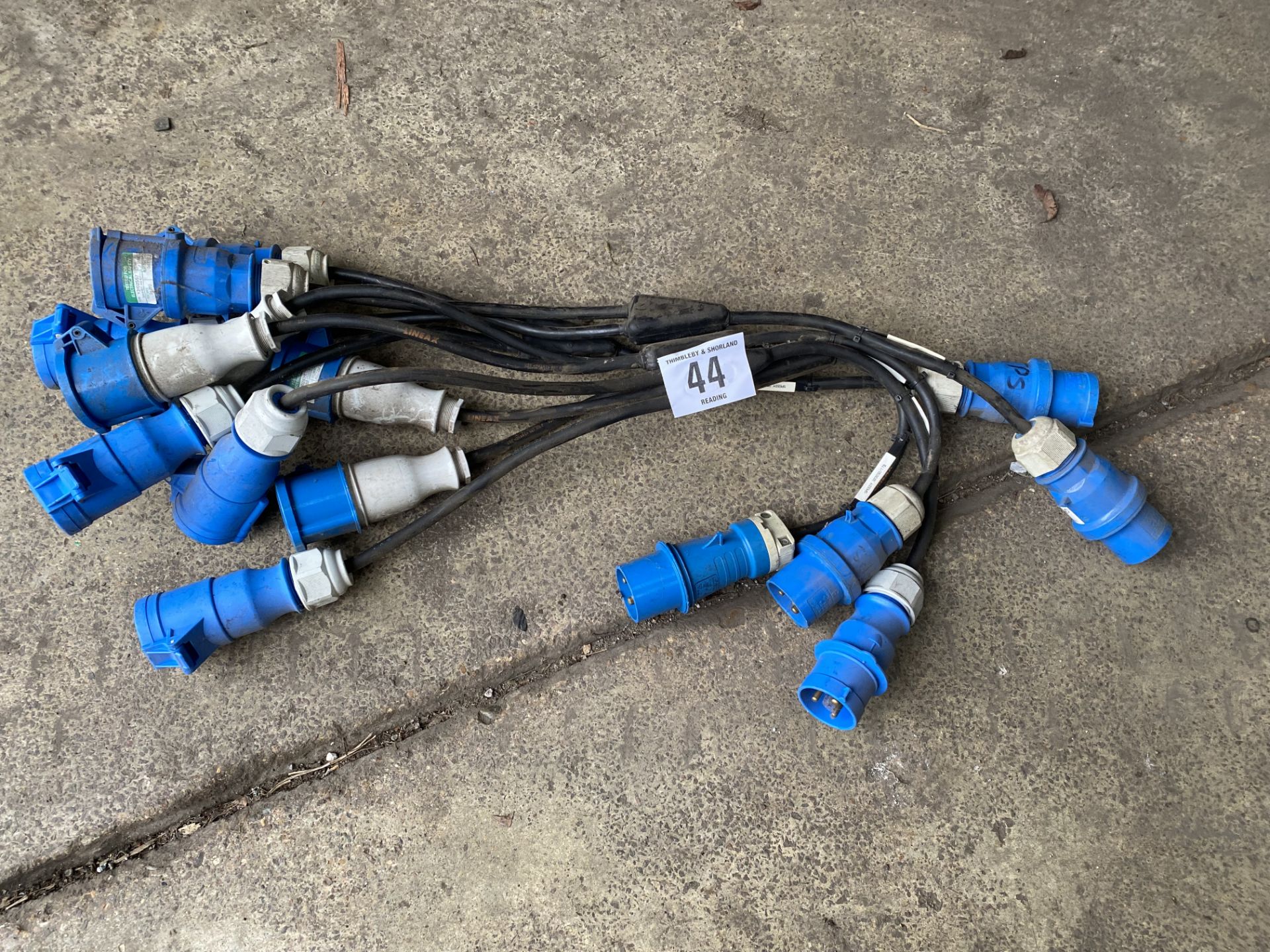 5 no 32amp splitter leads 240v This lot is subject to VAT.
