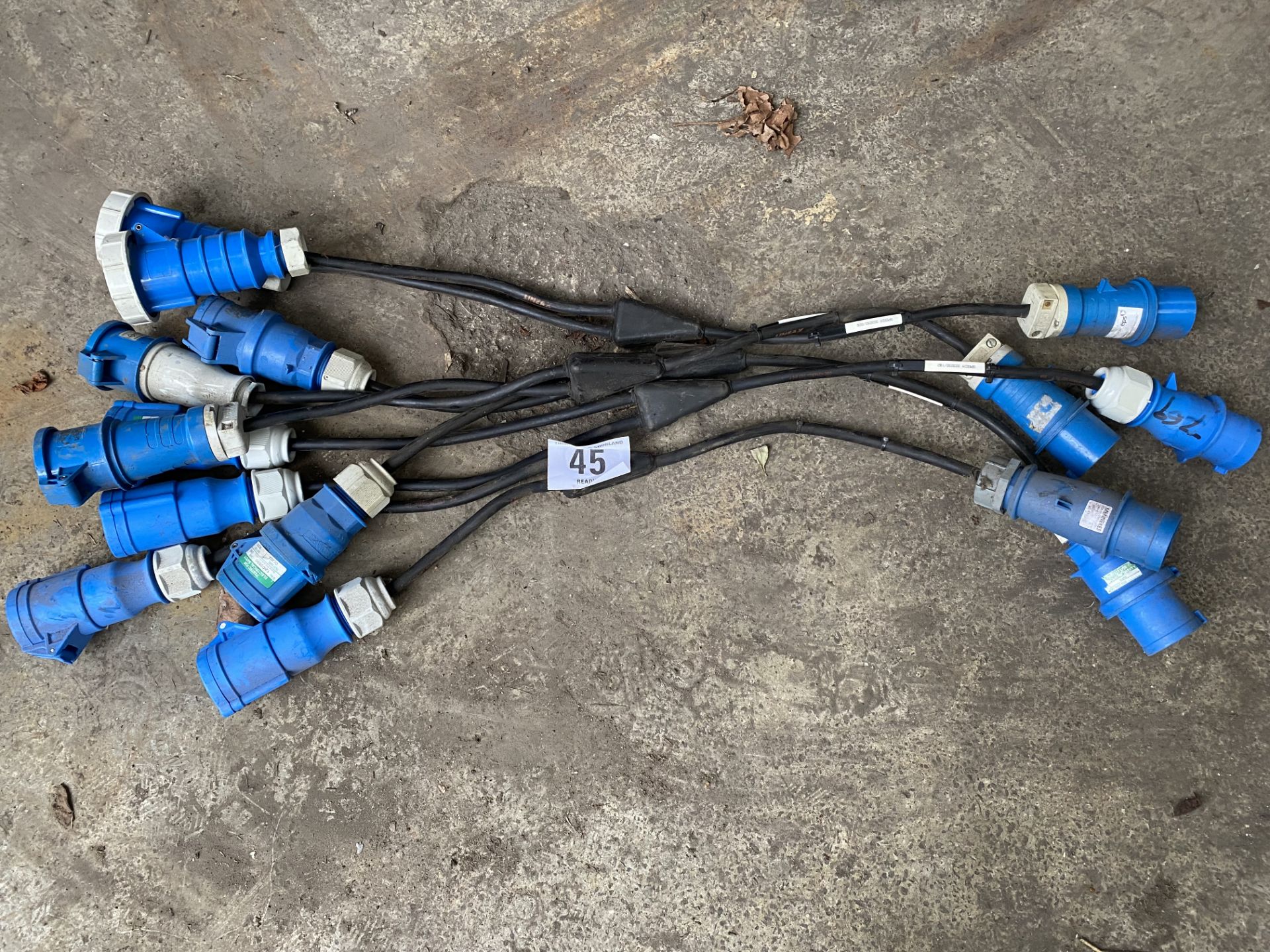6 no 32amp splitter leads 240v This lot is subject to VAT.