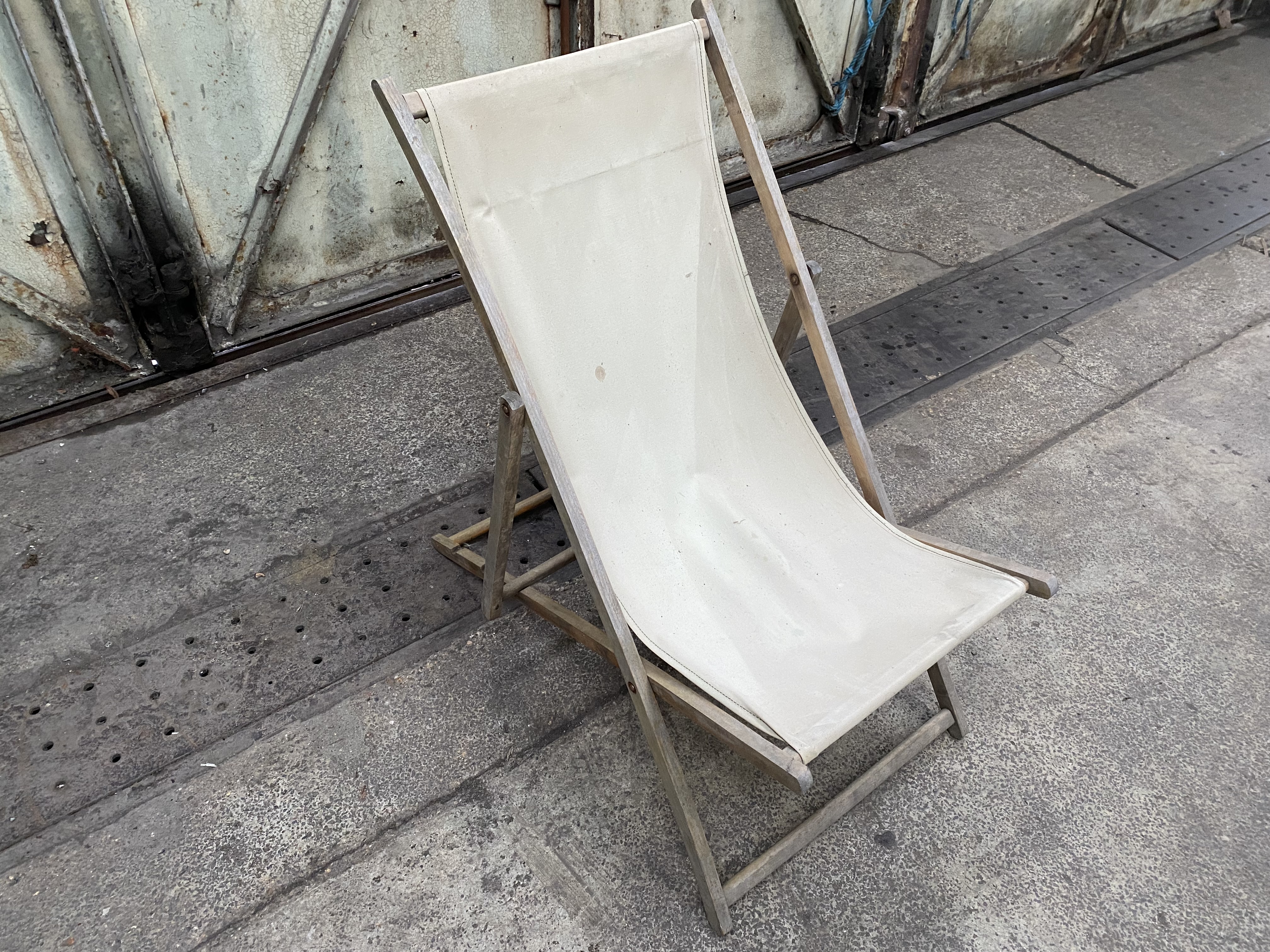 40 deck chairs, various styles. This lot is subject to VAT