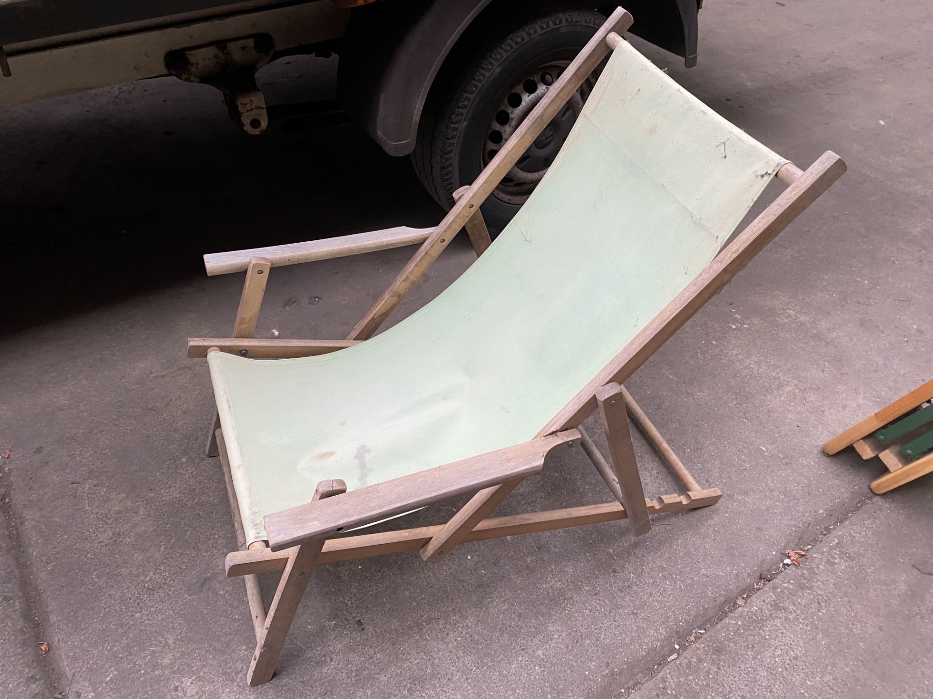 31 deck chairs, various styles. This lot is subject to VAT