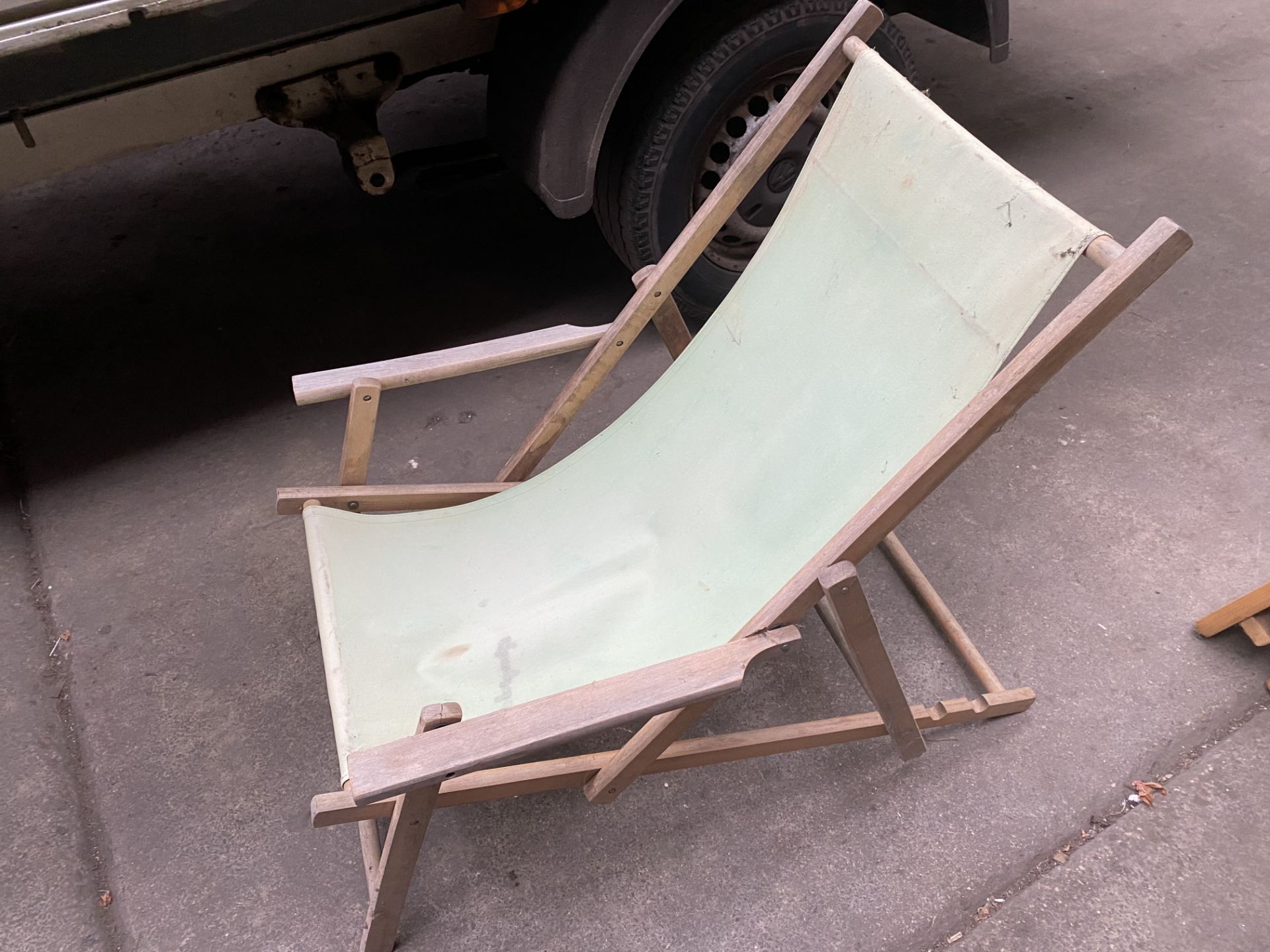 40 deck chairs, various styles. This lot is subject to VAT