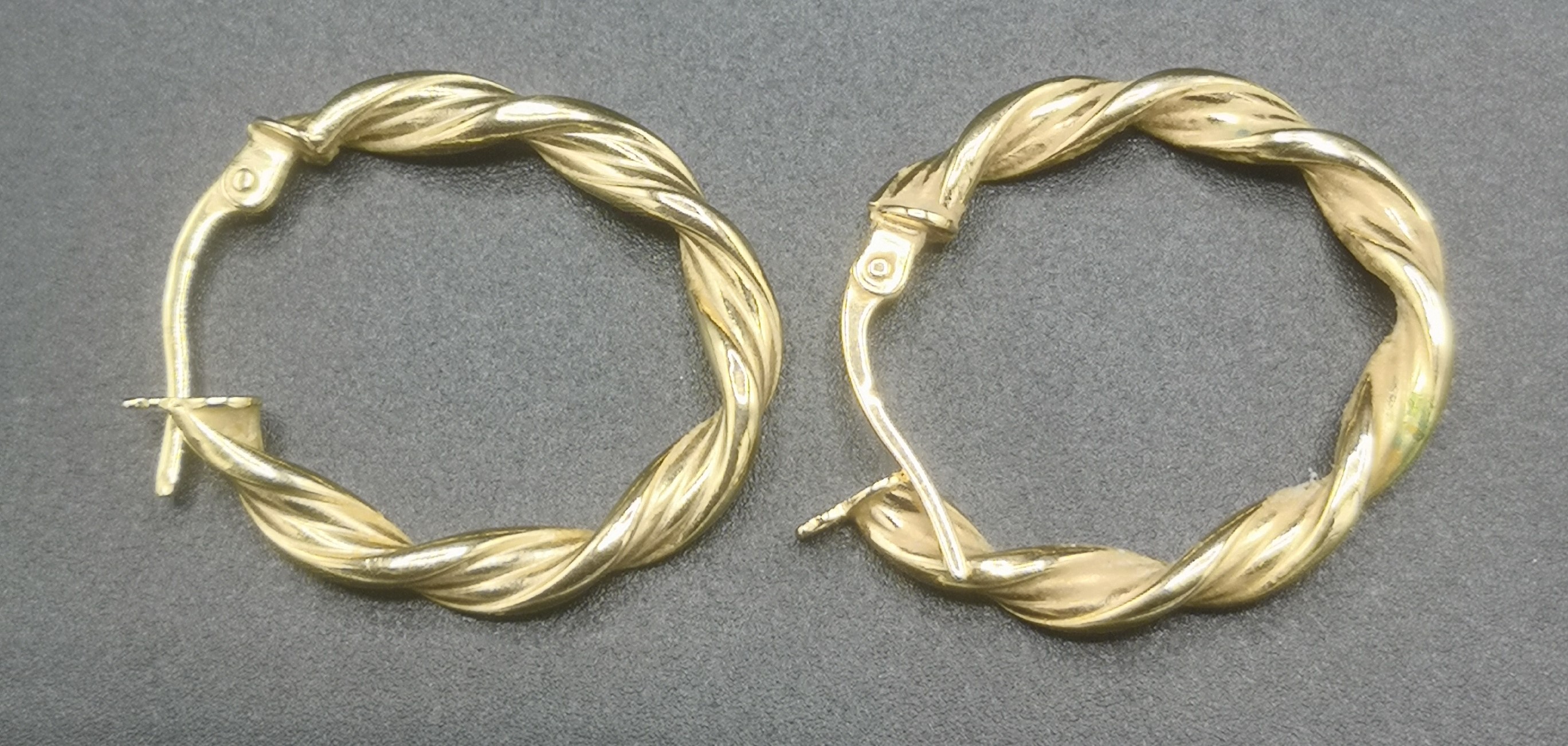 Pair of 9ct gold earrings - Image 4 of 4