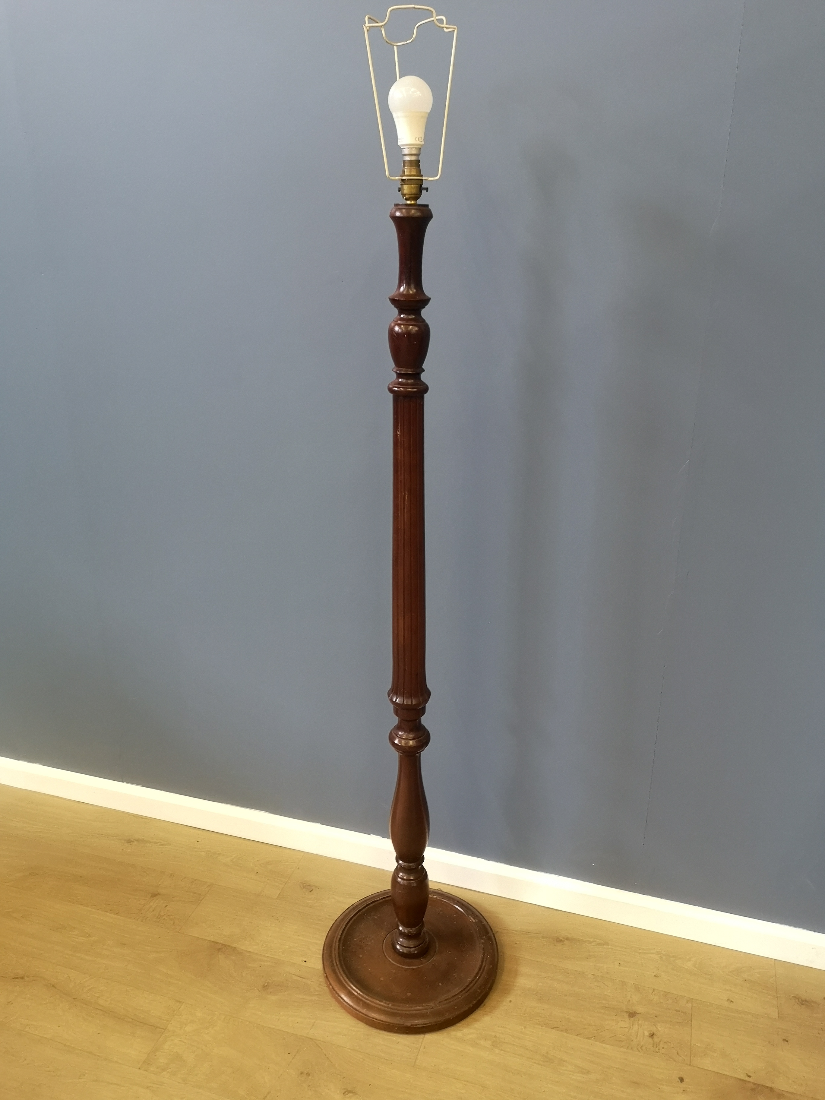 Mahogany standard lamp - Image 4 of 4