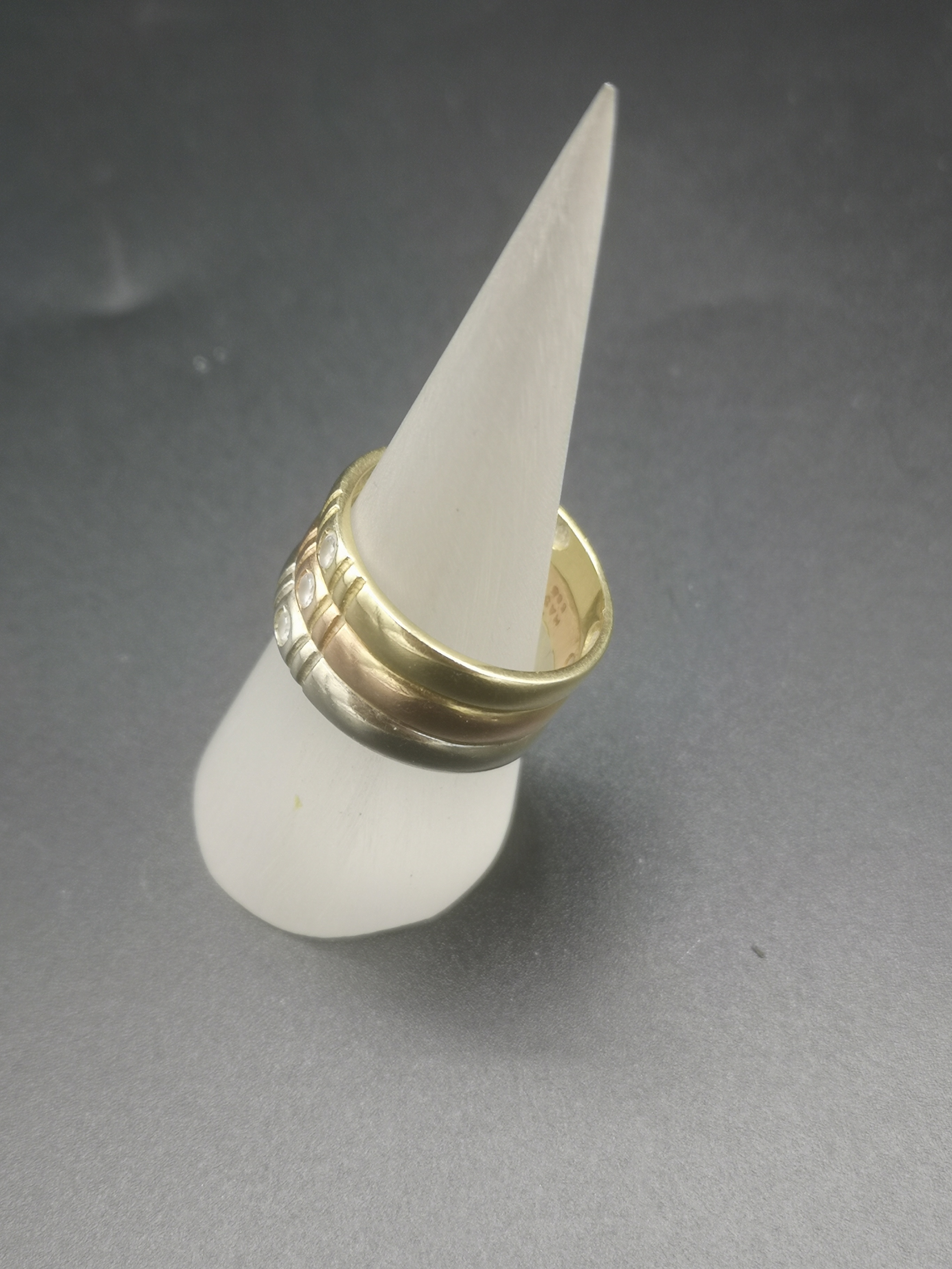 14ct white, rose and yellow gold band - Image 3 of 4