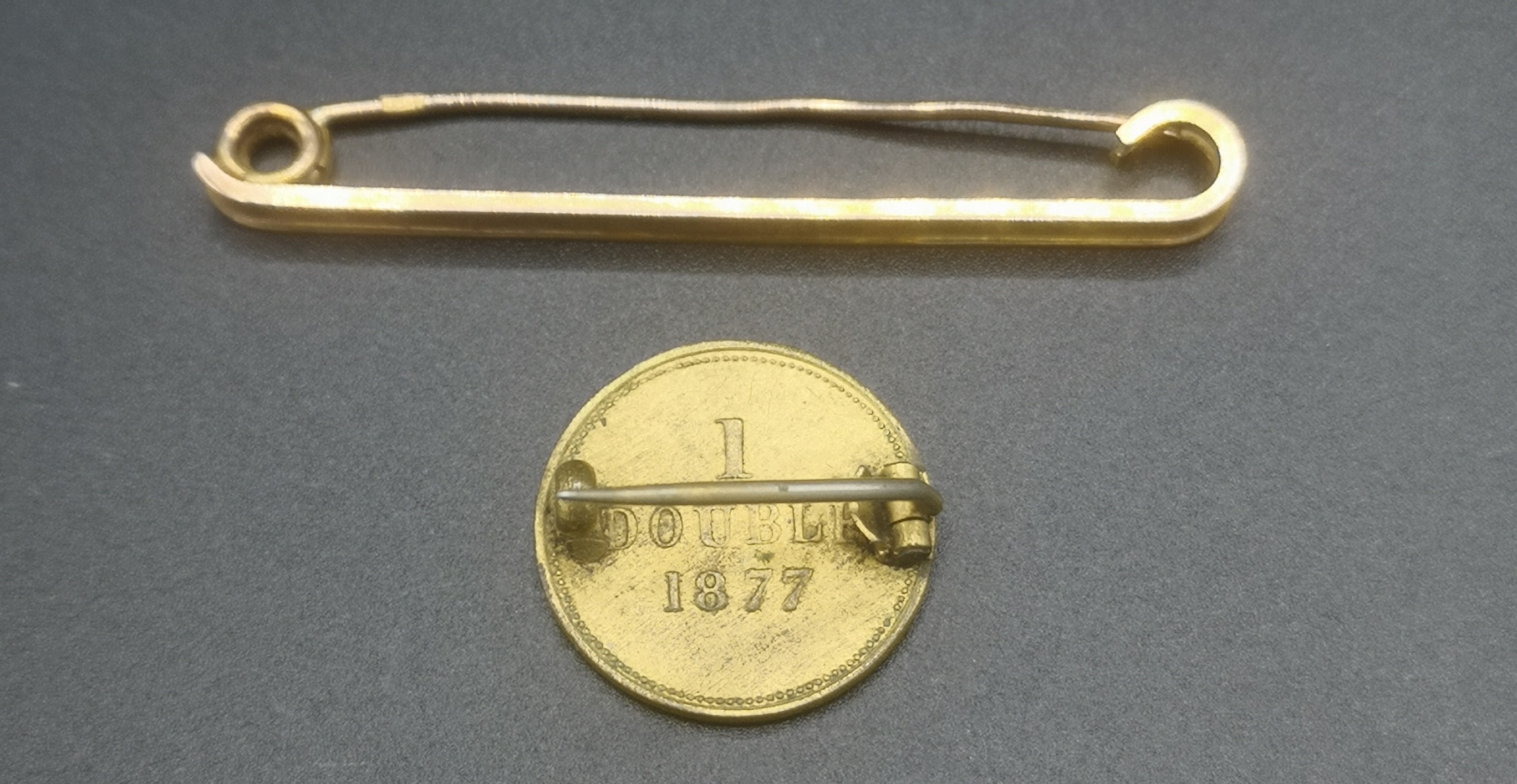 9ct gold tie pin and 1877 Guernsey coin/badge - Image 2 of 3