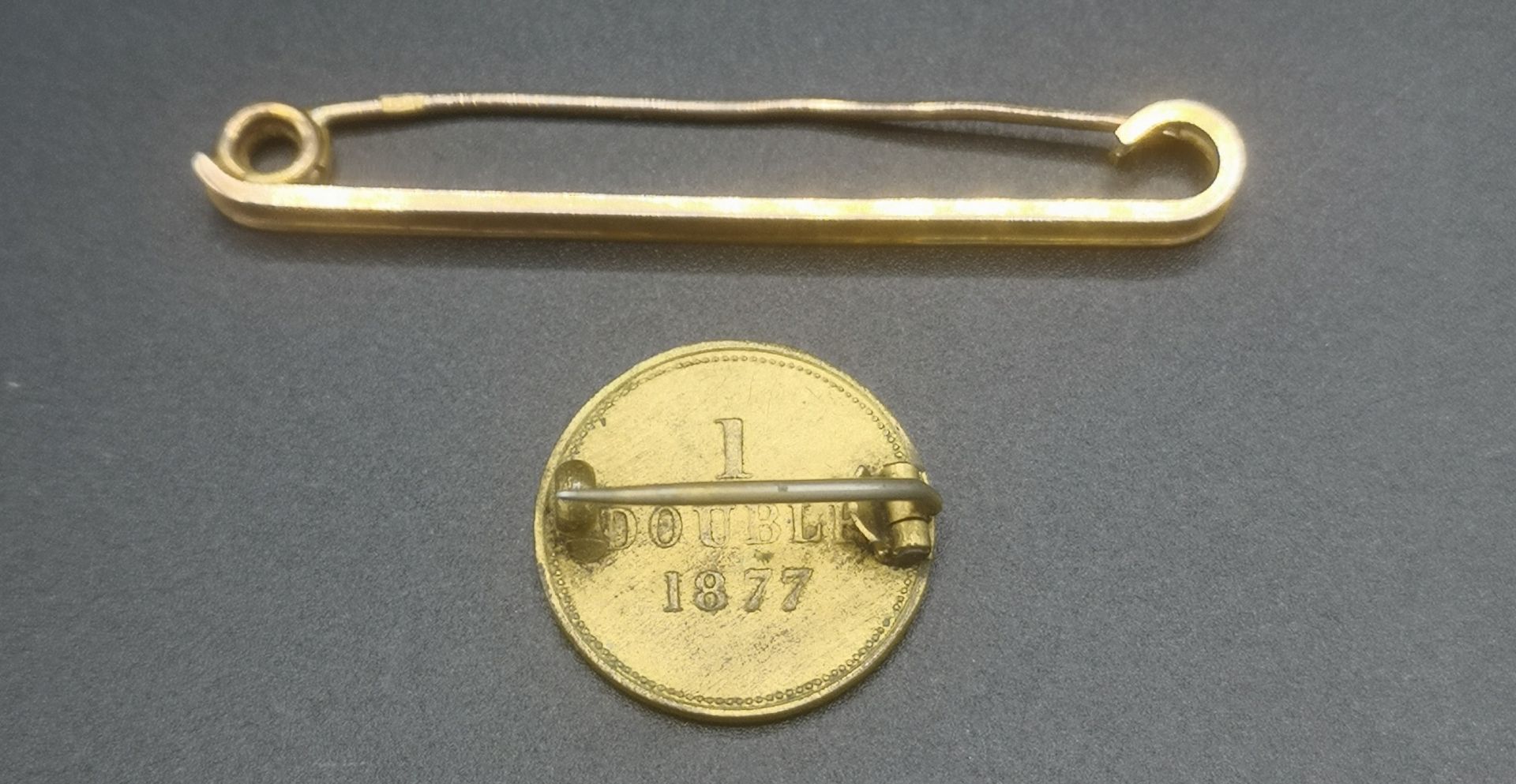 9ct gold tie pin and 1877 Guernsey coin/badge - Image 2 of 3