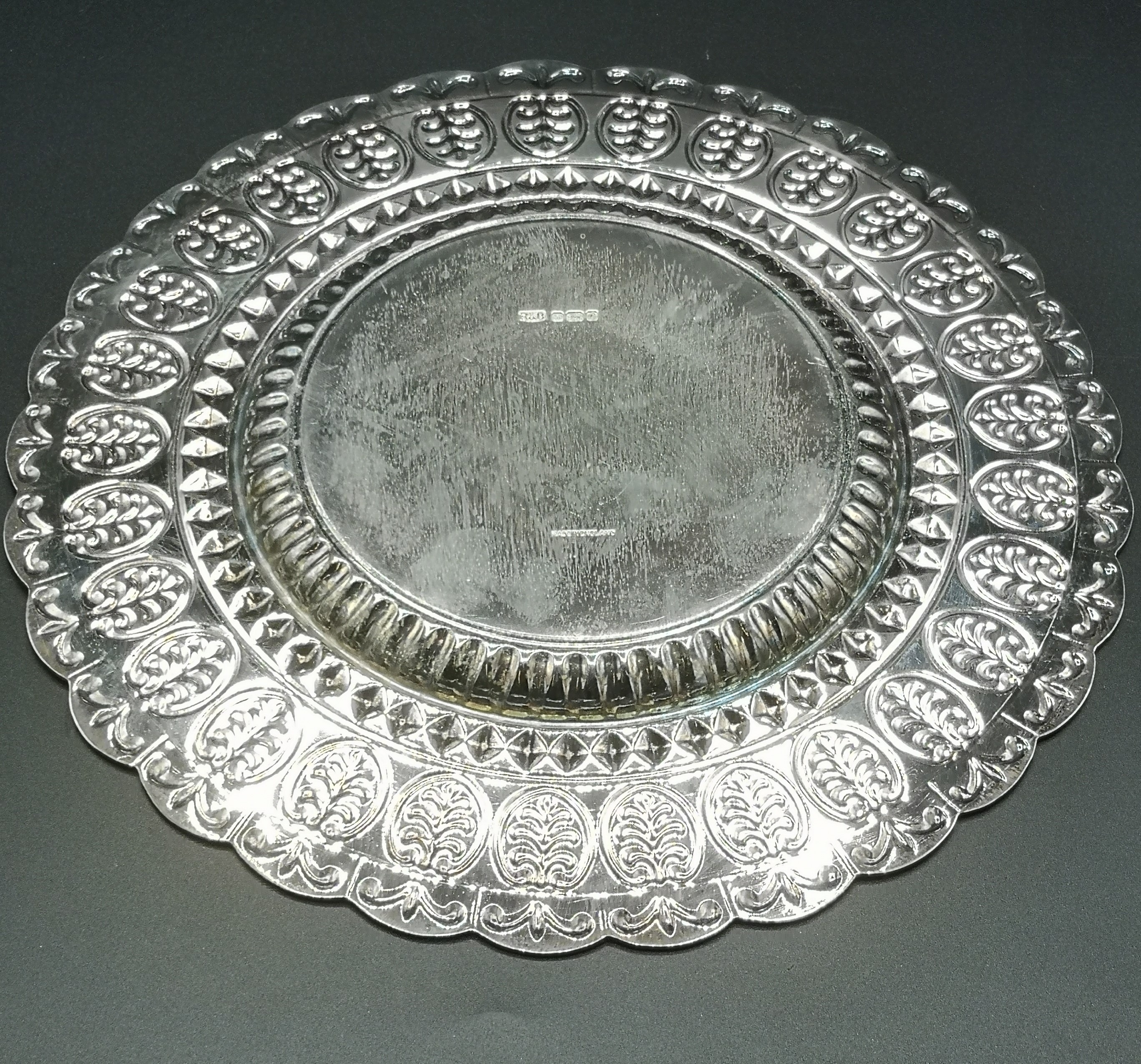 Silver dish with Omani logo to centre - Image 4 of 6