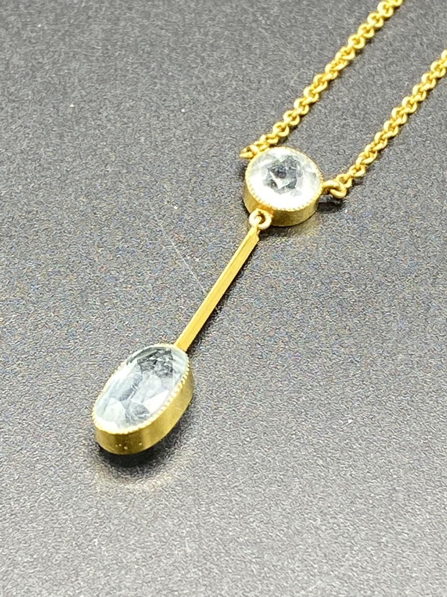 9ct gold necklace with aquamarine pendant - Image 2 of 5