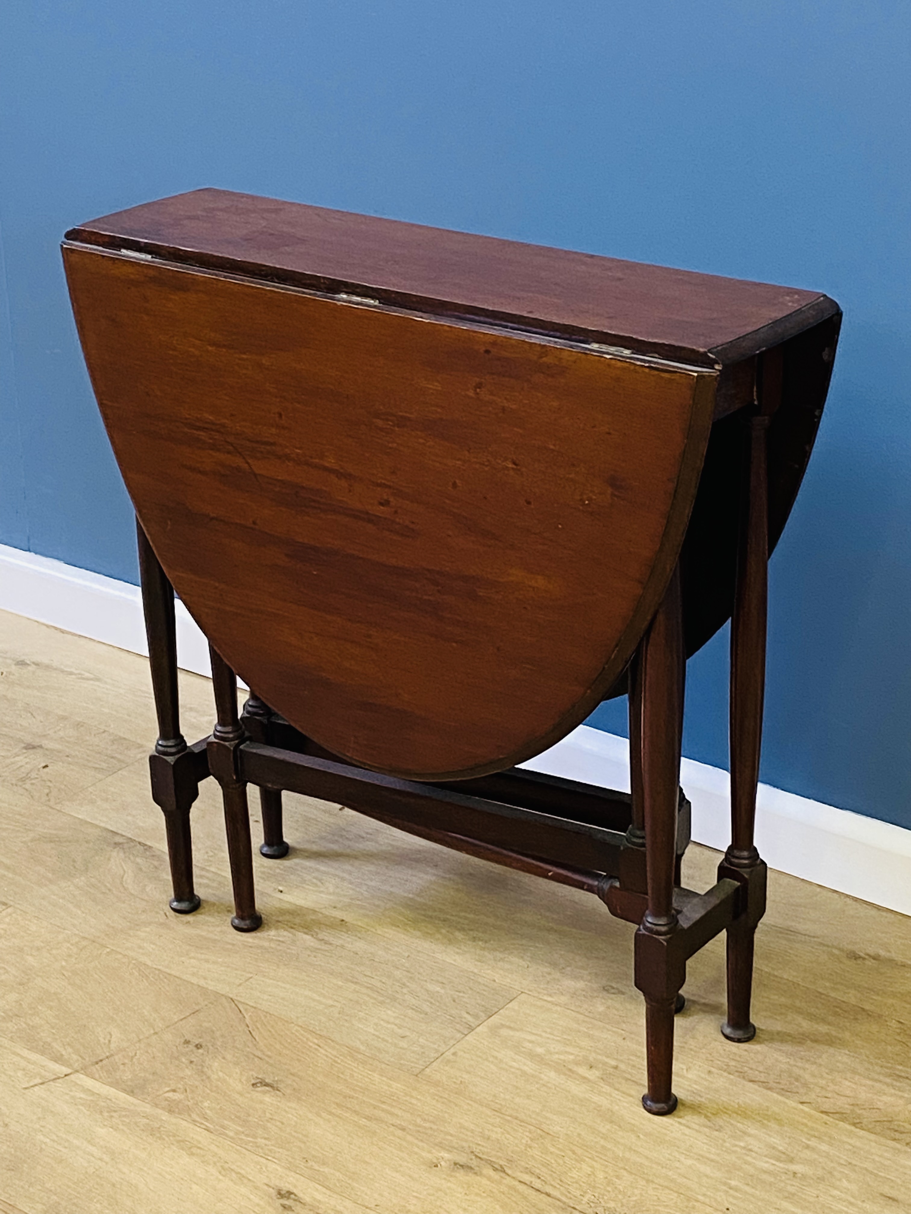 Mahogany gateleg table - Image 2 of 4