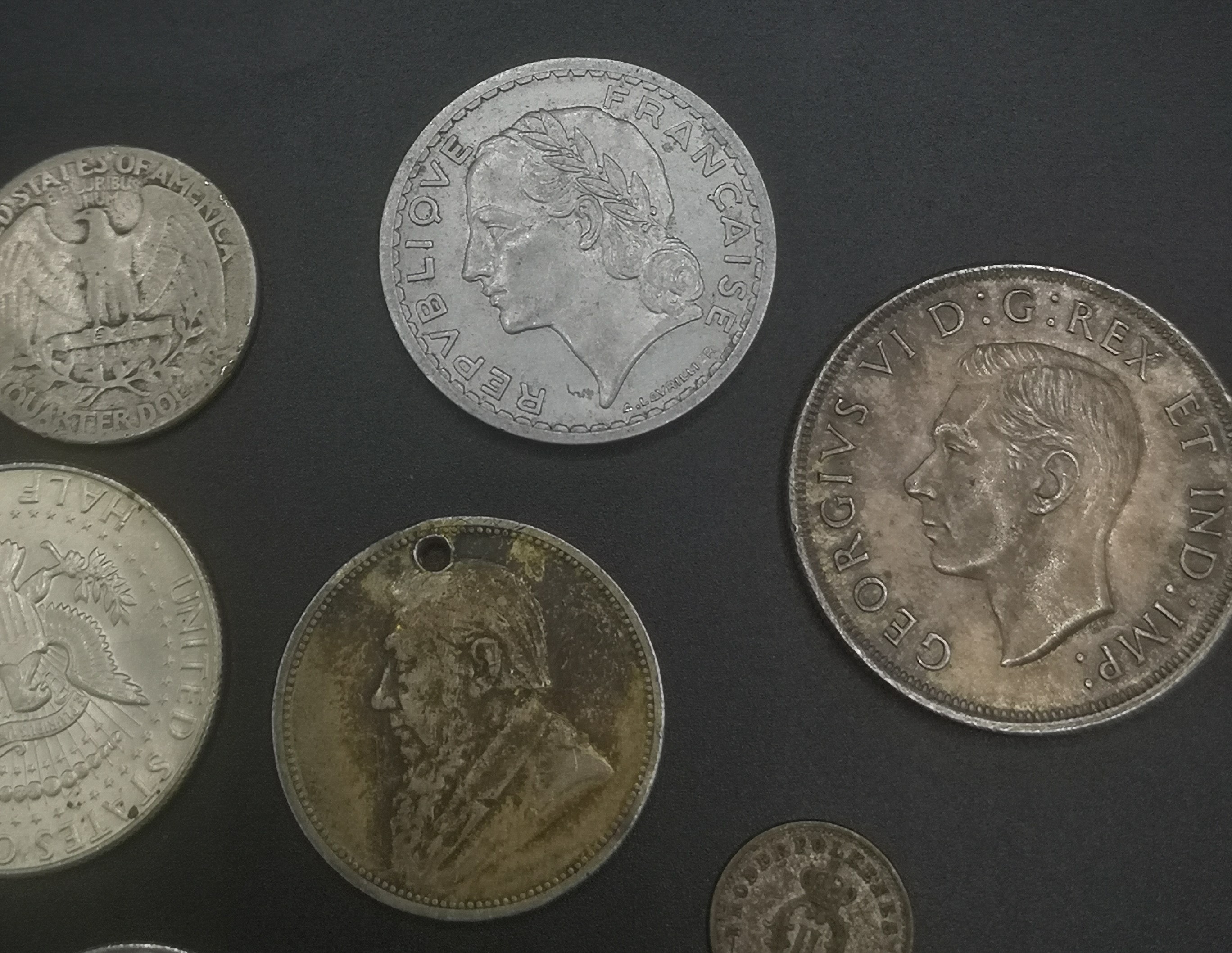 A collection of foreign coins - Image 8 of 10