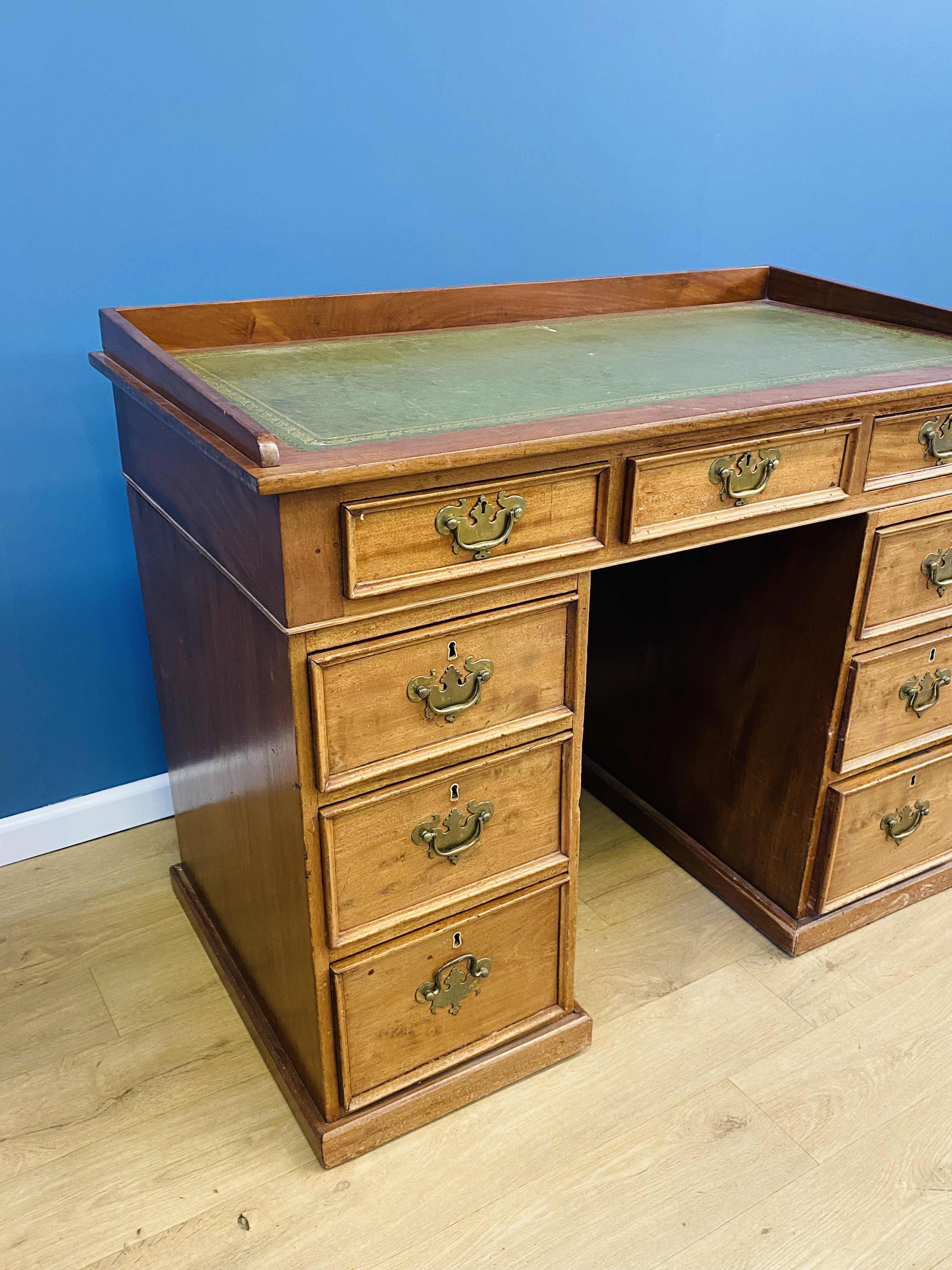 Mahogany pedestal desk - Image 4 of 6