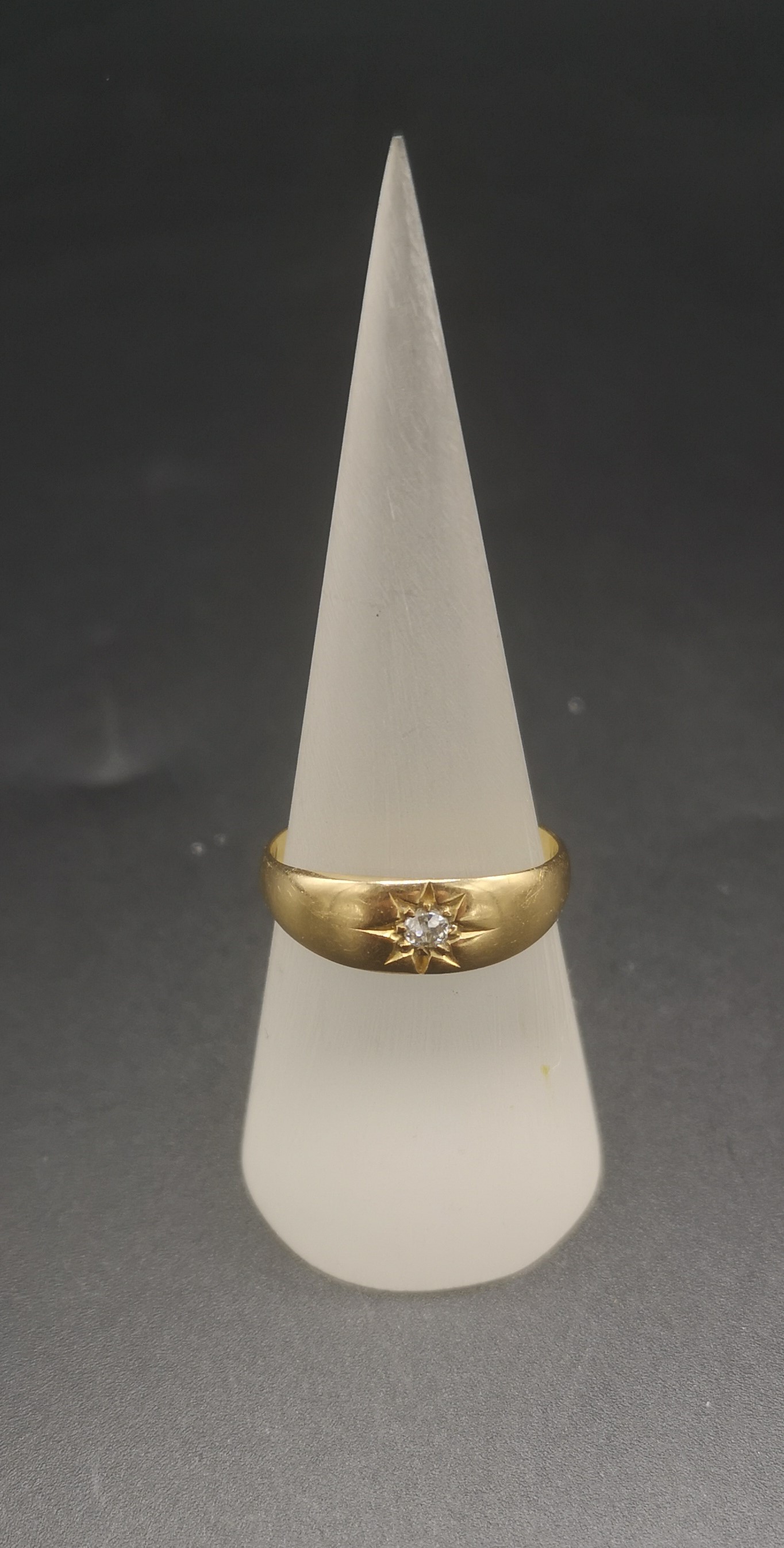 18ct gold and diamond gypsy ring - Image 5 of 5