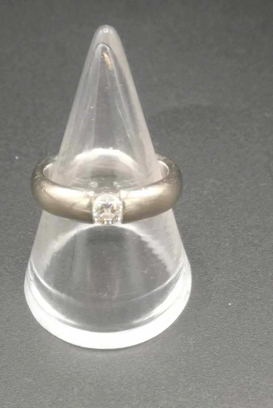 18ct white gold ring by Kim - Image 2 of 4