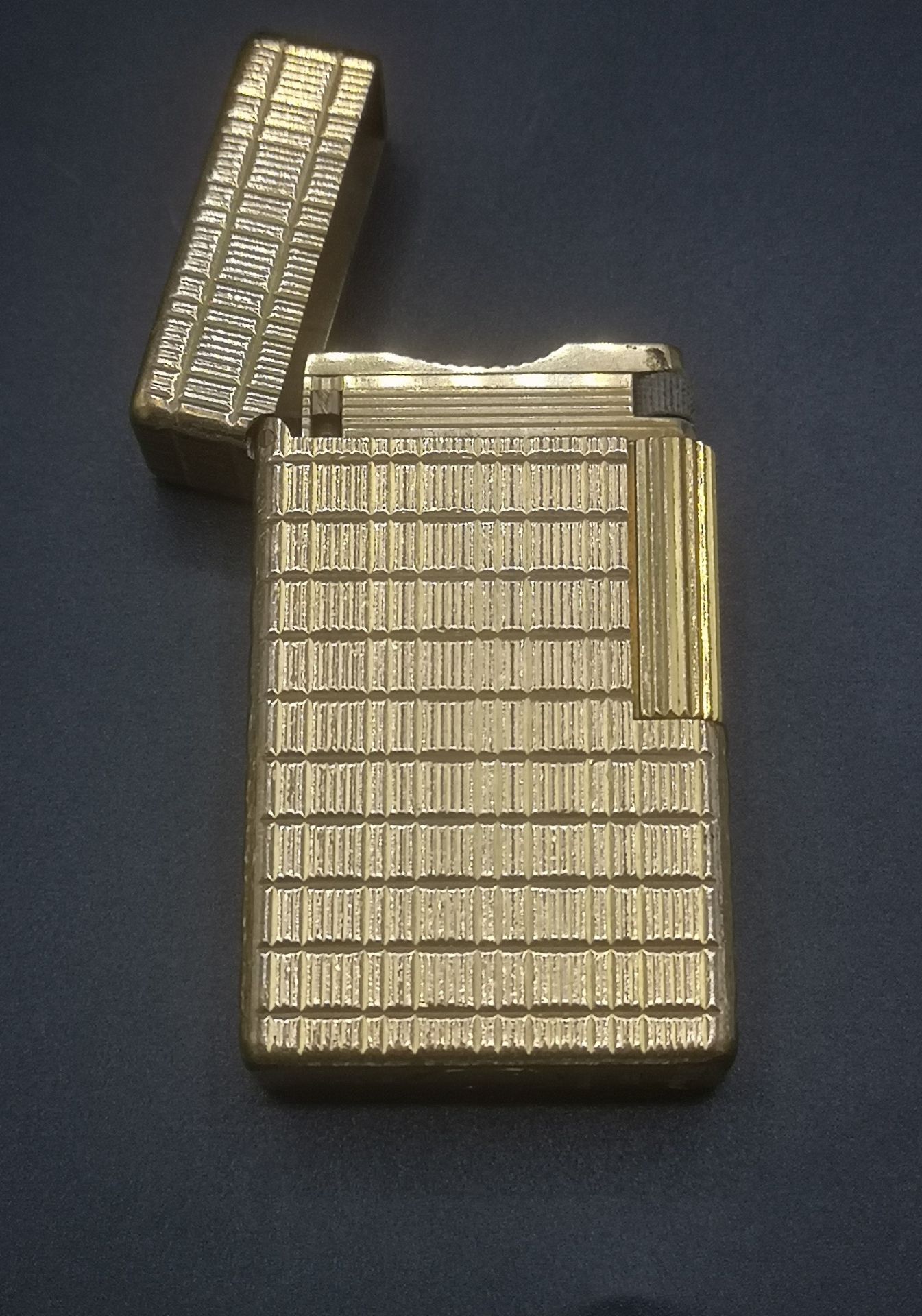 Silver vesta case, Dupont lighter and a gold coloured lighter case - Image 10 of 10