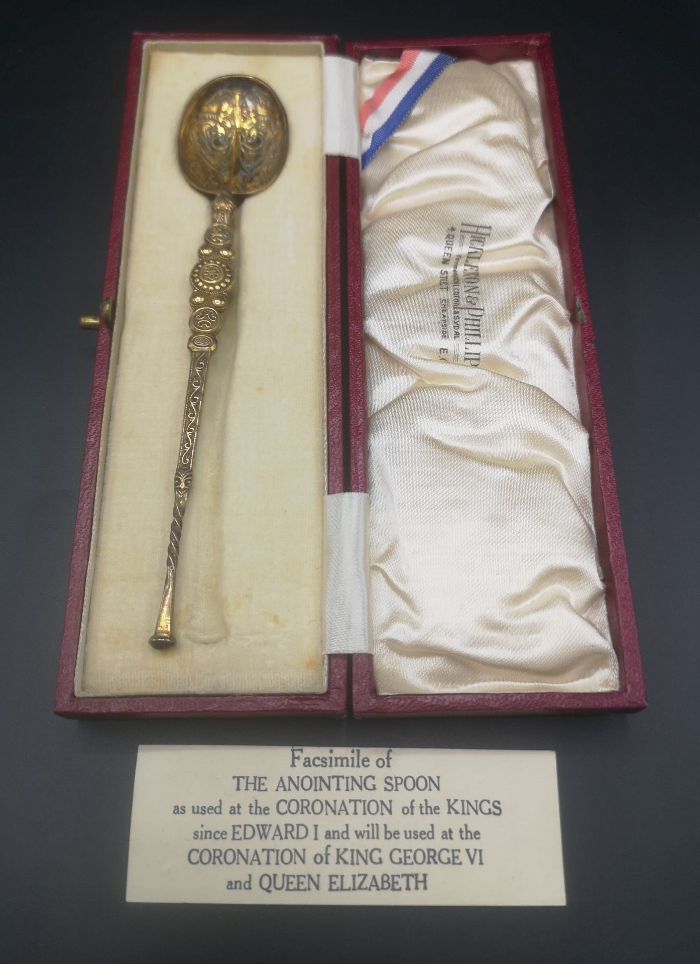 Boxed set of silver coffee spoons together with a silver gilt anointing spoon - Image 4 of 5