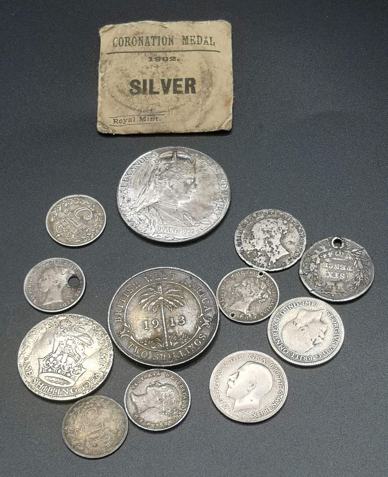 A collection of Victorian, Edwardian, and Georgian silver coins and a medal - Image 6 of 6