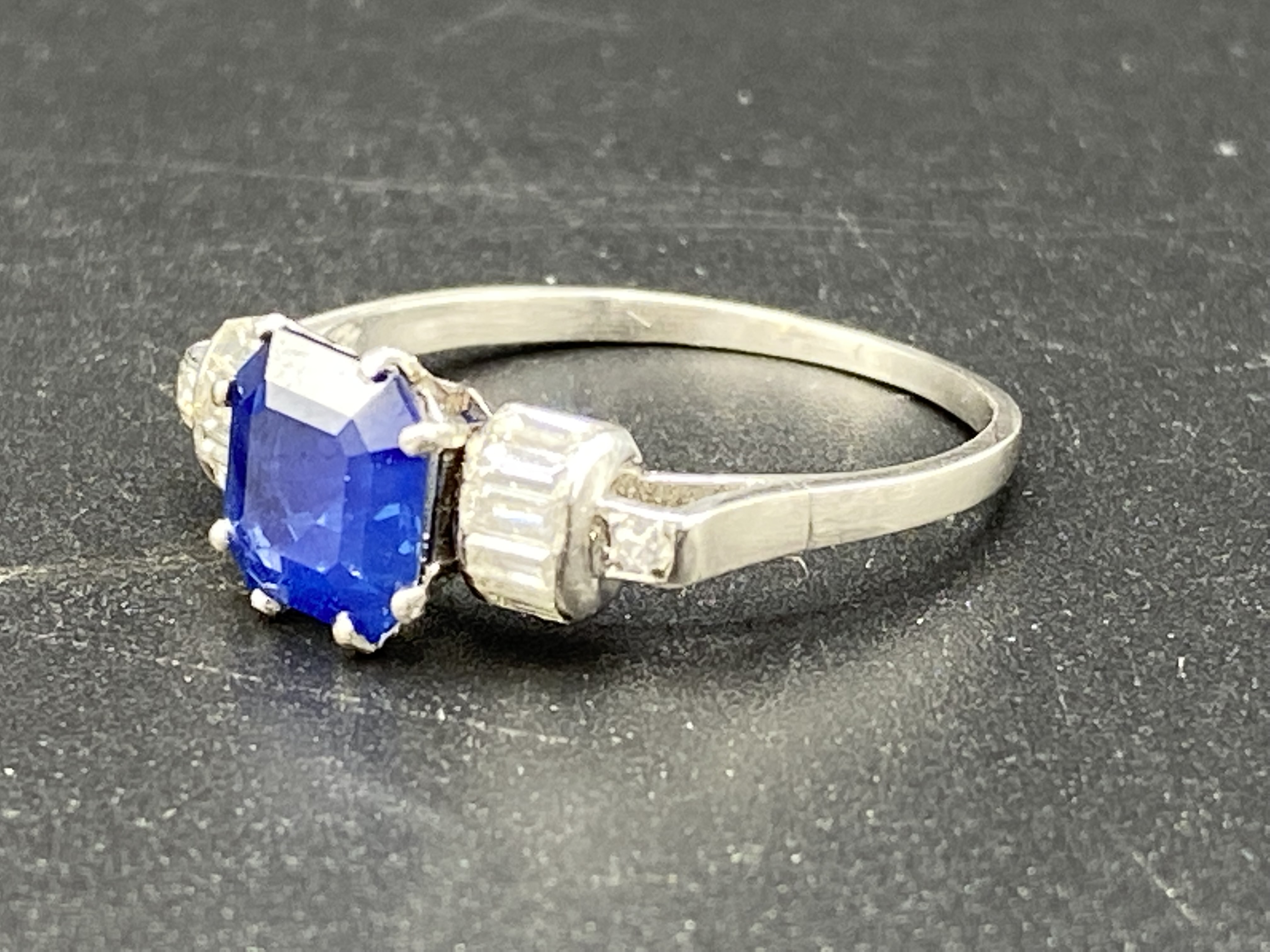 White gold, sapphire and diamond art deco style ring - Image 2 of 5