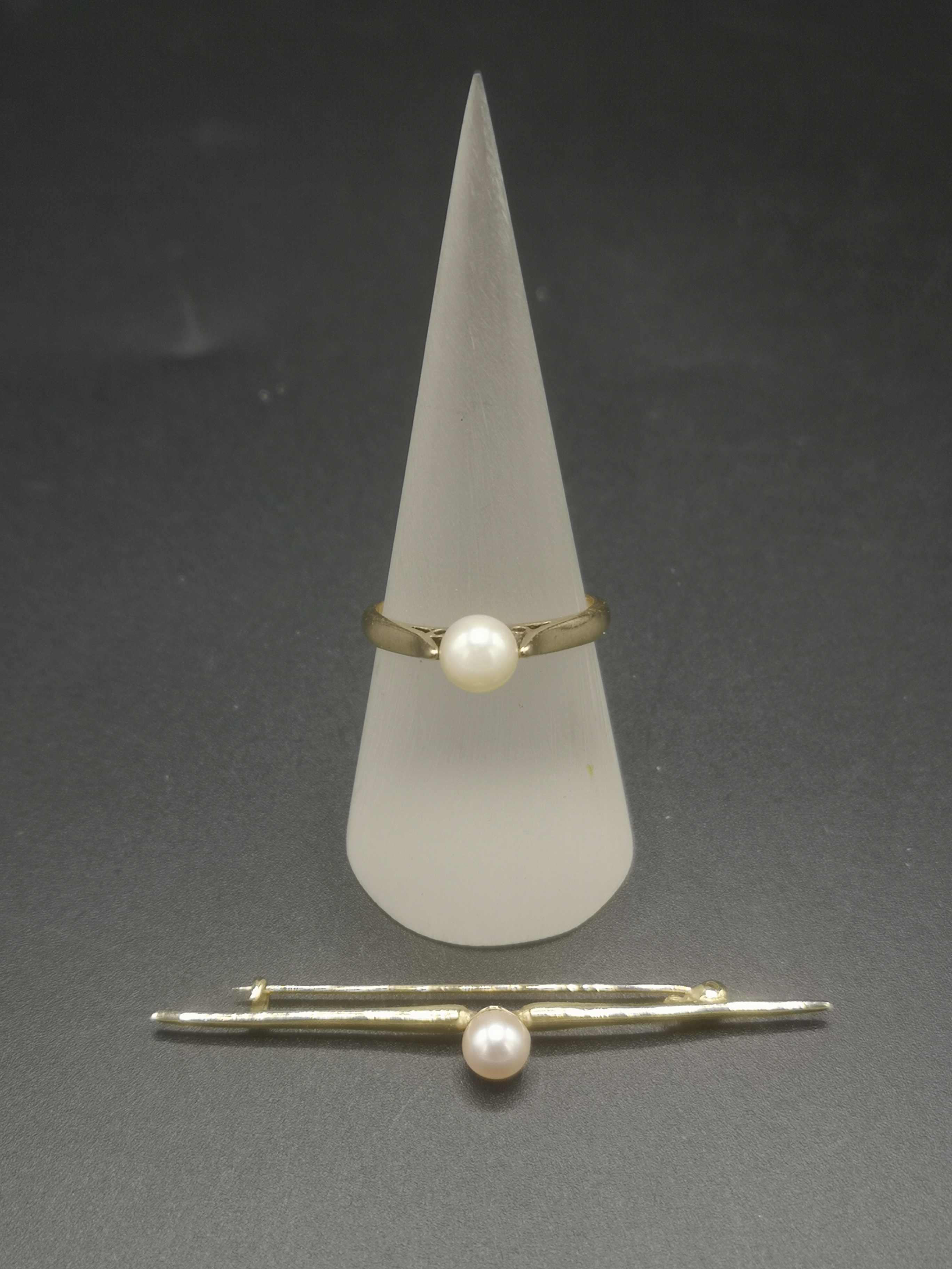 9ct gold and pearl ring together with a 9ct gold and pearl brooch