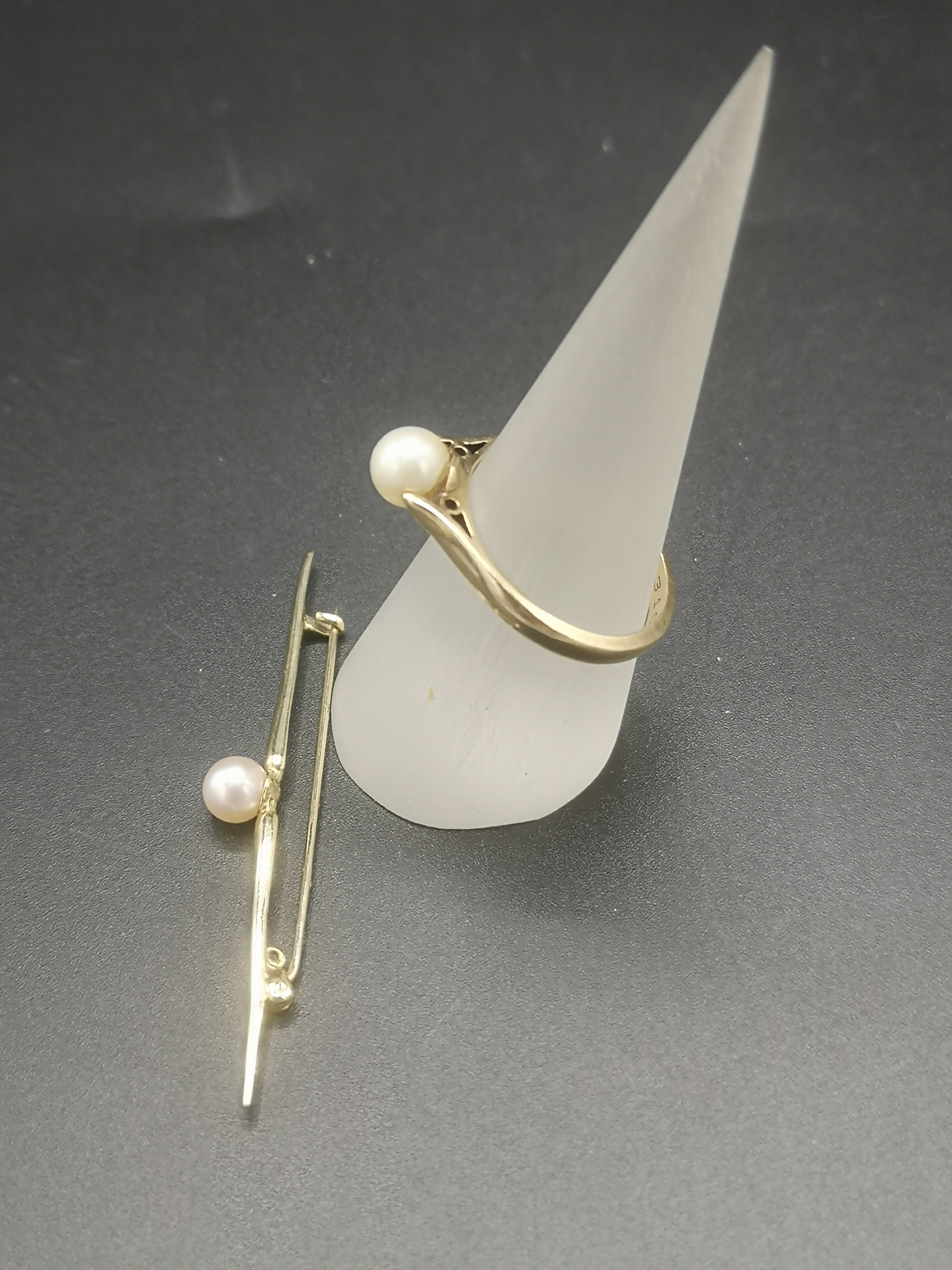 9ct gold and pearl ring together with a 9ct gold and pearl brooch - Image 2 of 7