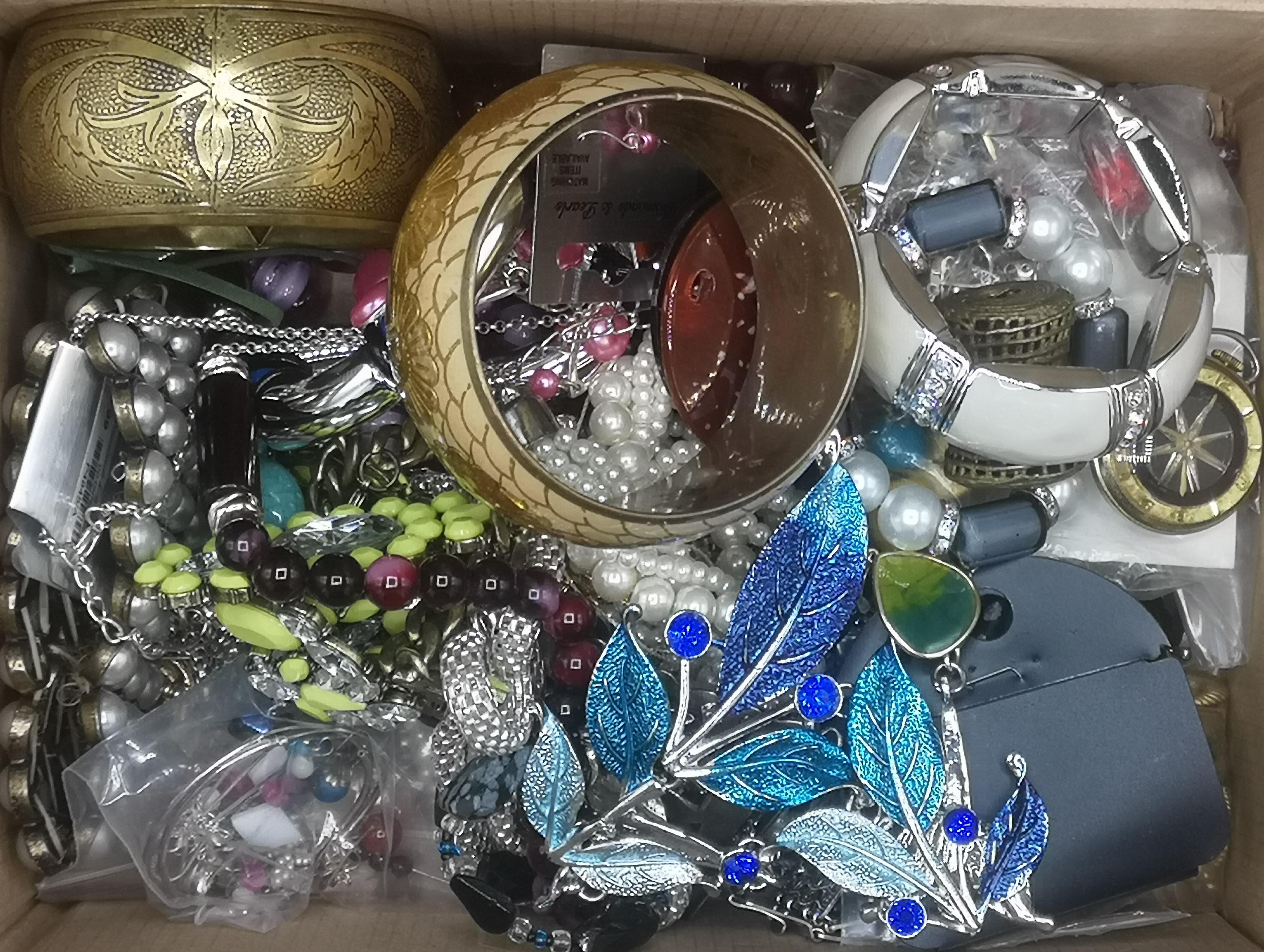 Quantity of costume jewellery