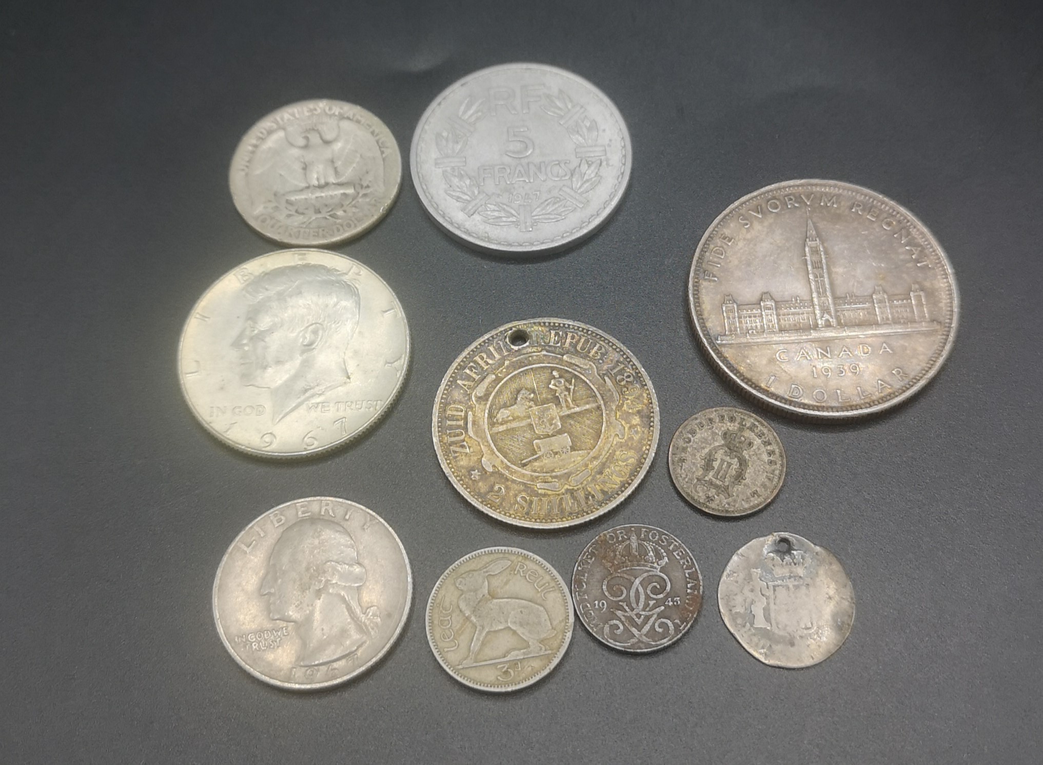 A collection of foreign coins - Image 2 of 10