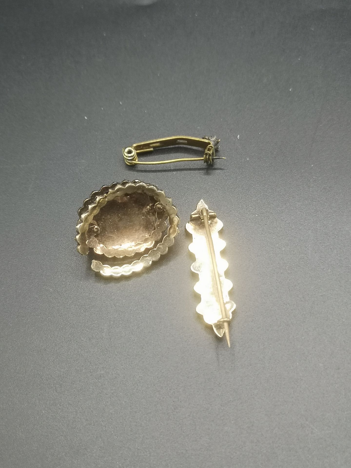 Two Victorian yellow metal brooches set with garnets - Image 3 of 4