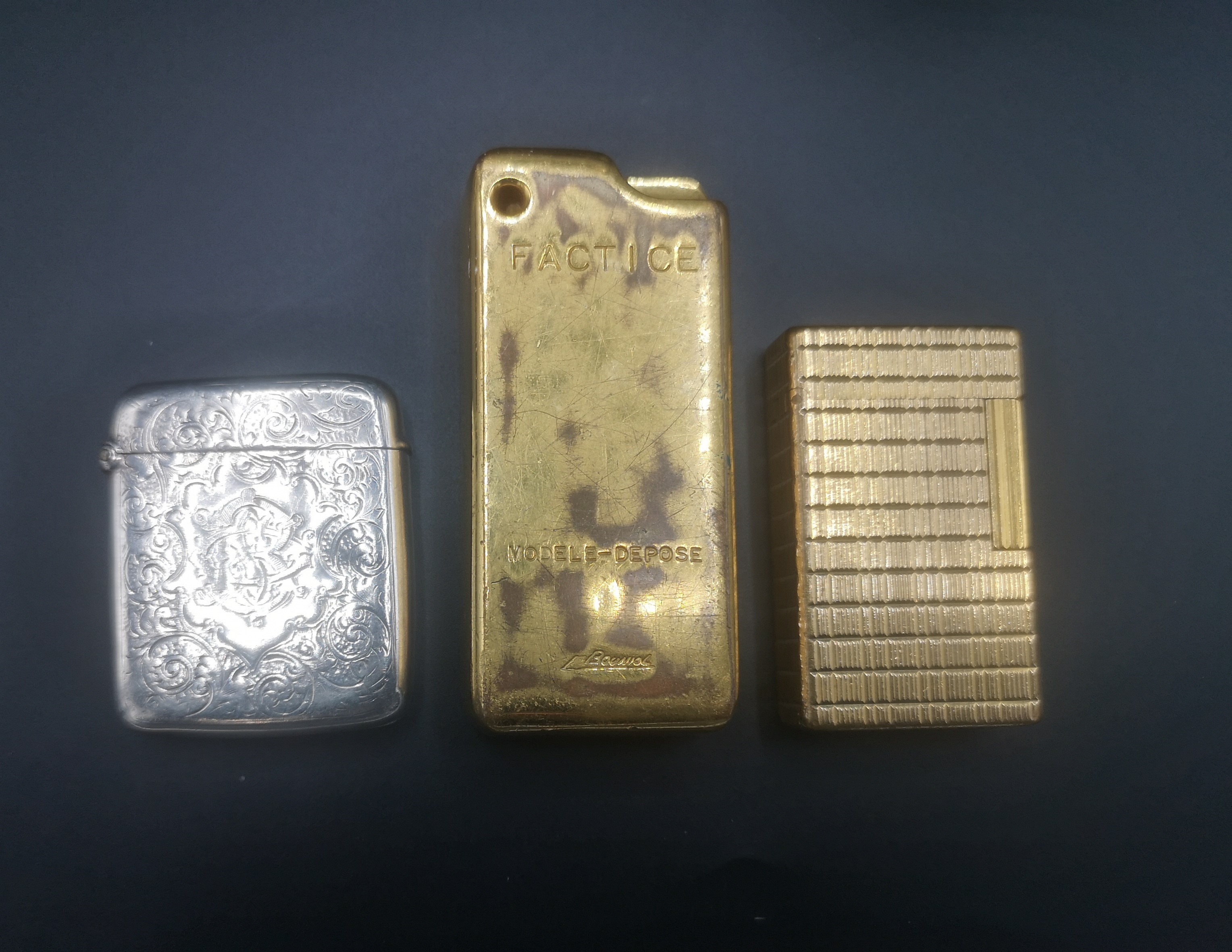 Silver vesta case, Dupont lighter and a gold coloured lighter case - Image 2 of 10