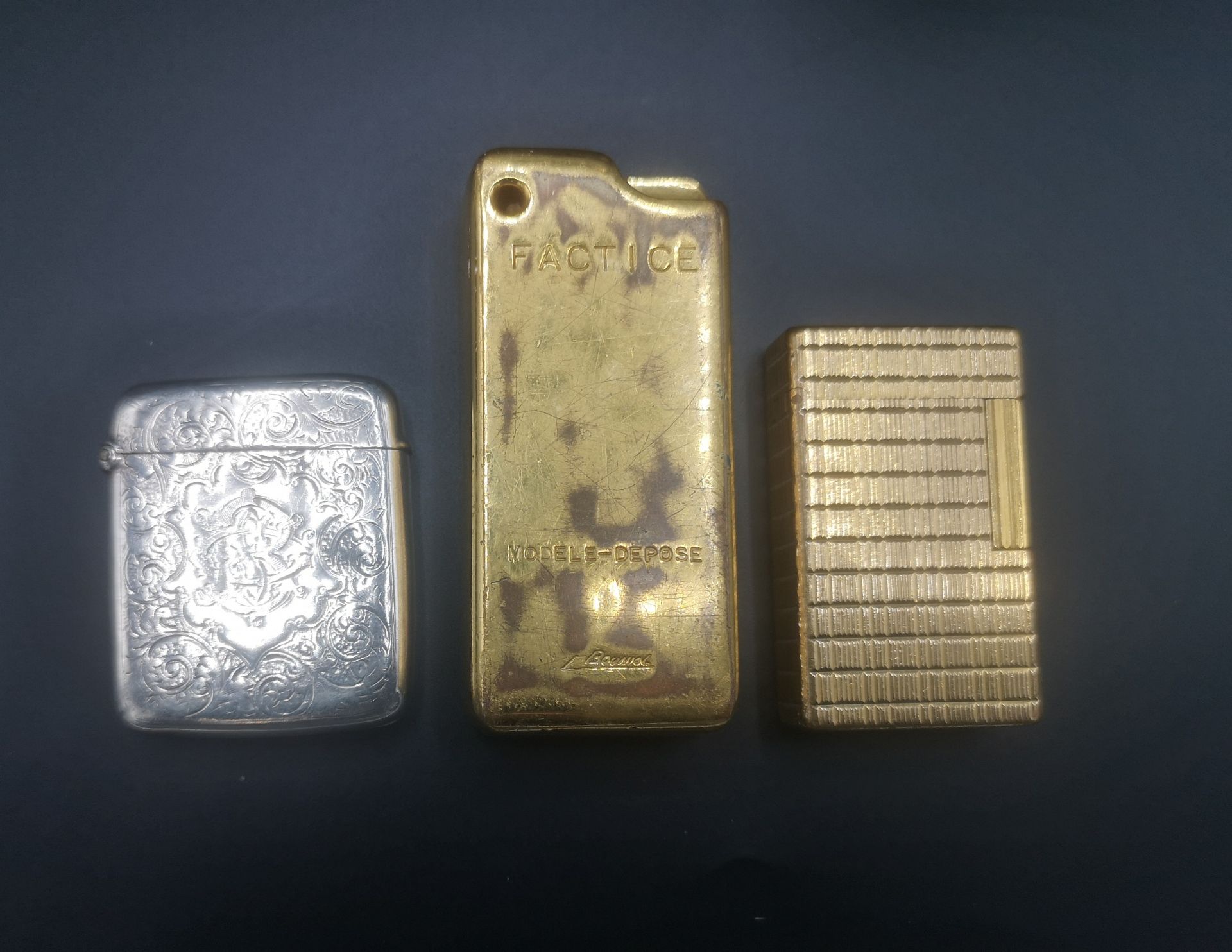 Silver vesta case, Dupont lighter and a gold coloured lighter case - Image 2 of 10