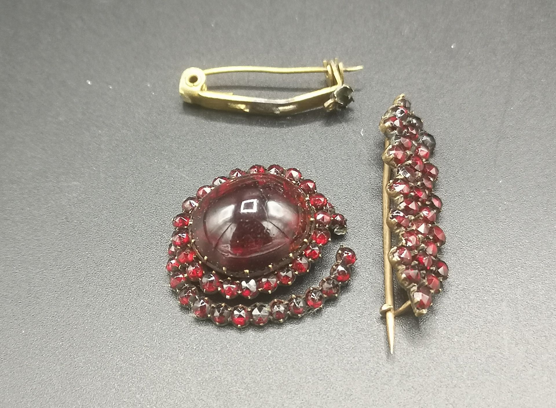 Two Victorian yellow metal brooches set with garnets - Image 2 of 4