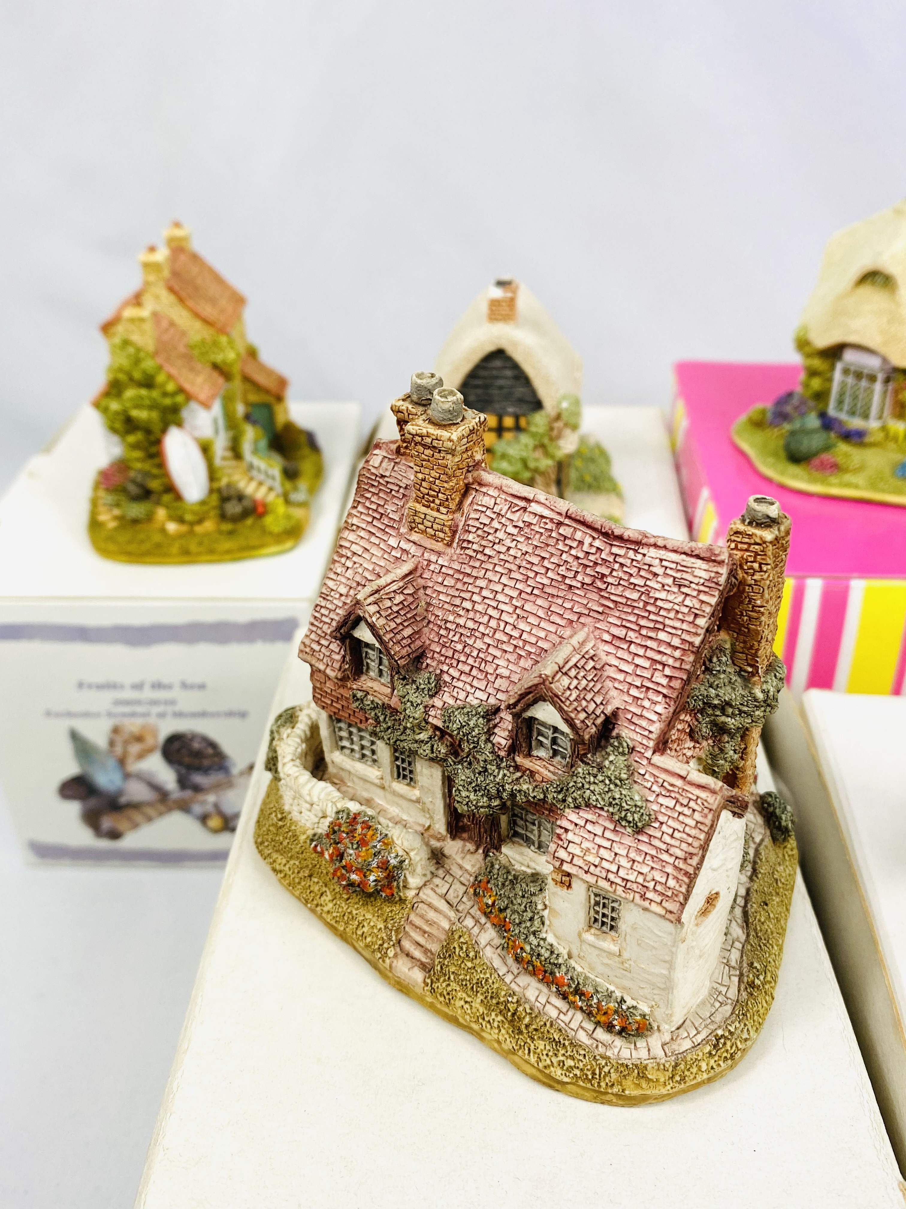 Eight Lilliput Lane cottages - Image 2 of 4