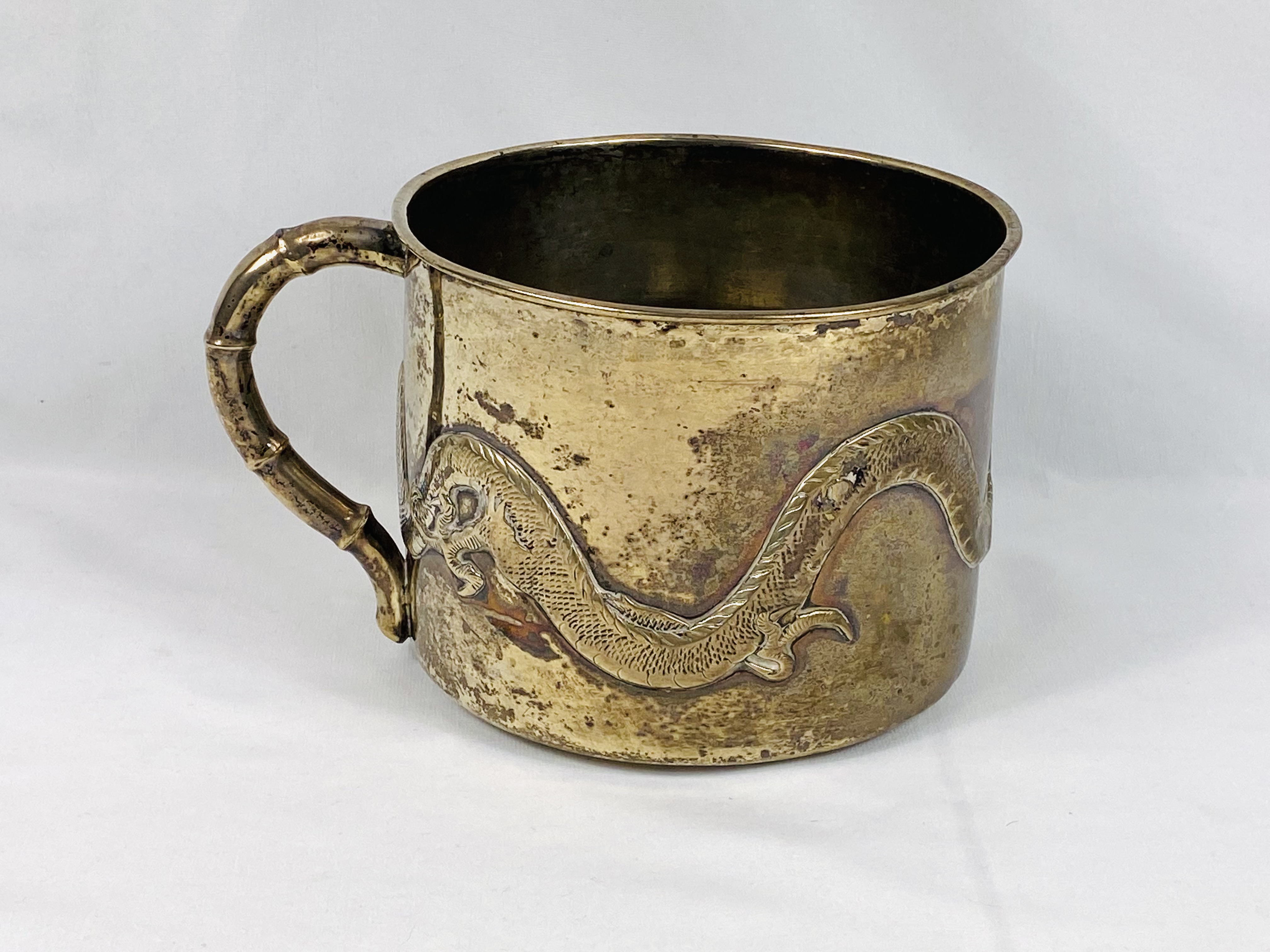 White metal mug with applied dragon - Image 3 of 3