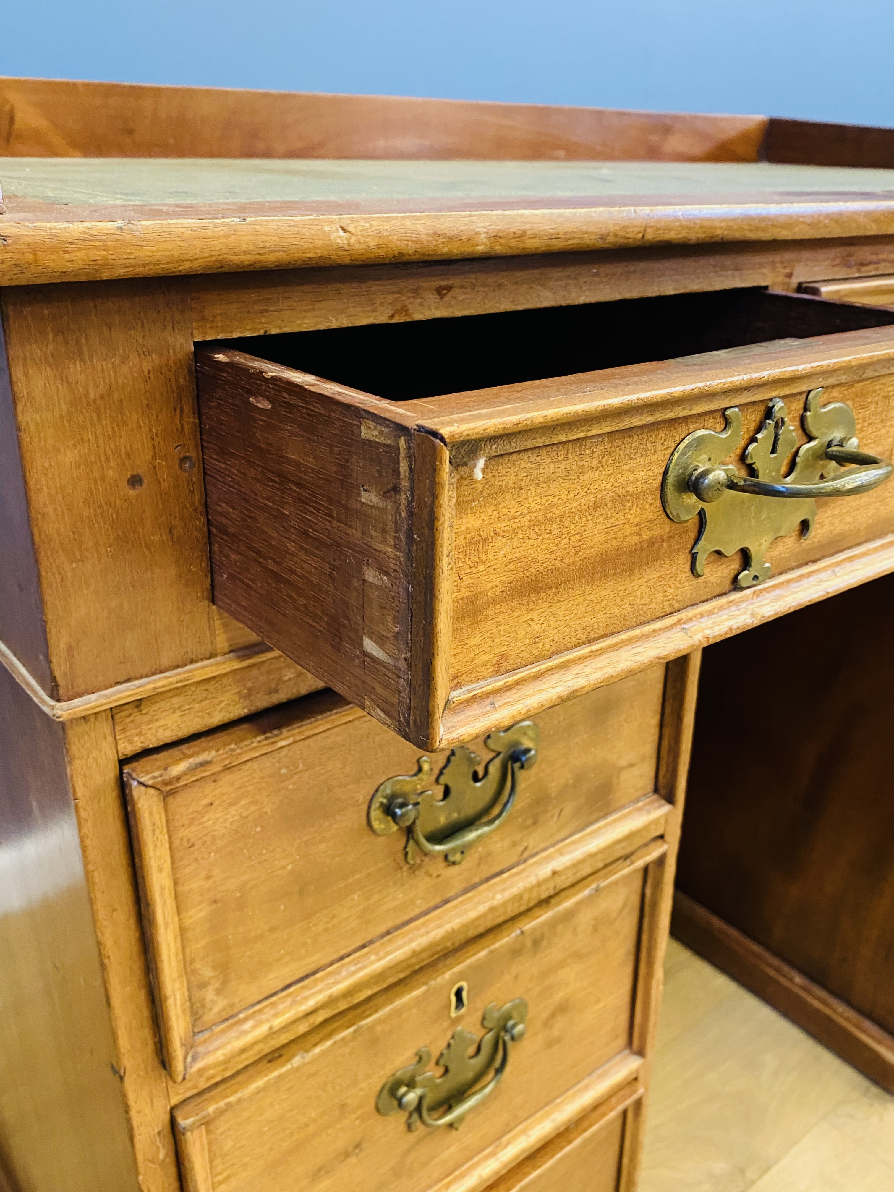 Mahogany pedestal desk - Image 5 of 6