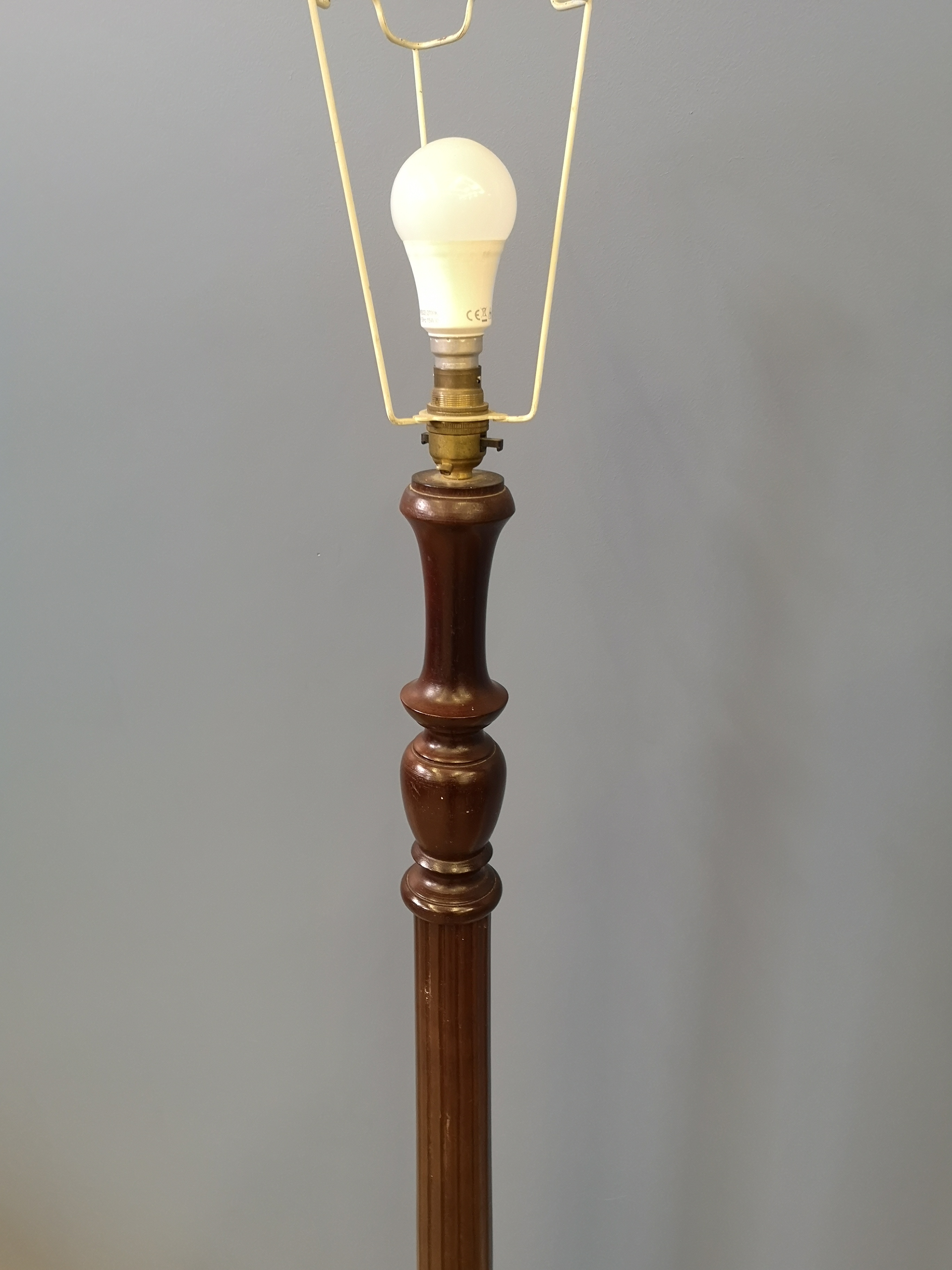 Mahogany standard lamp - Image 2 of 4