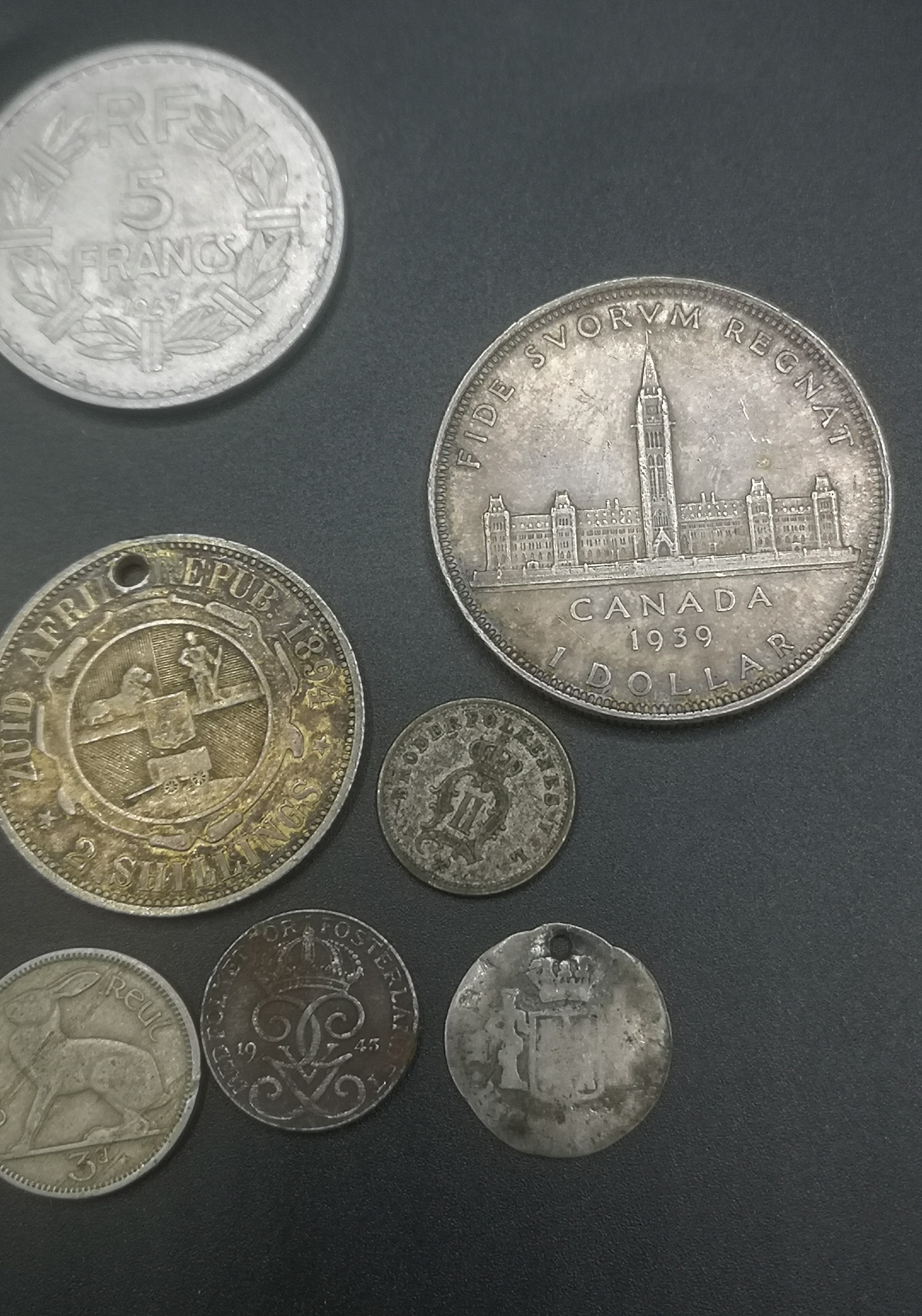 A collection of foreign coins - Image 5 of 10