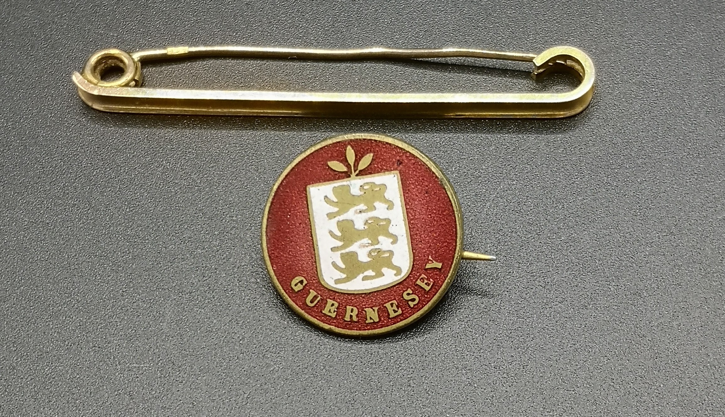 9ct gold tie pin and 1877 Guernsey coin/badge