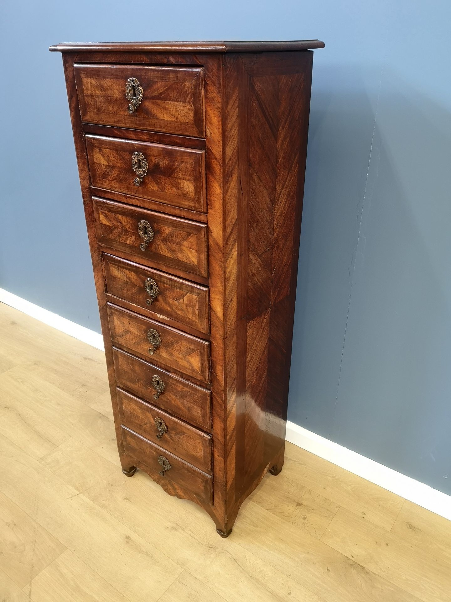 Mahogany veneer chest of eight drawers - Image 3 of 4