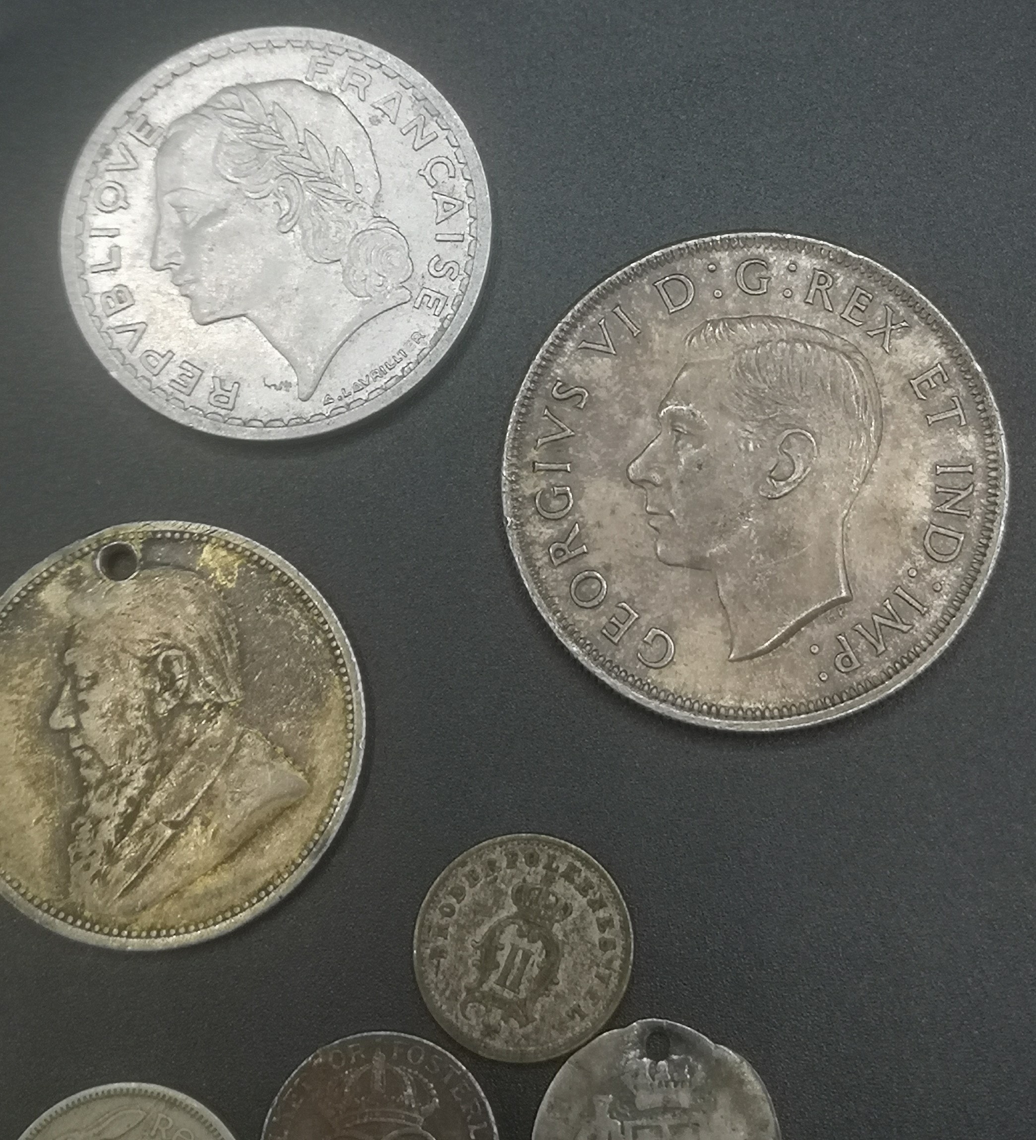 A collection of foreign coins - Image 9 of 10