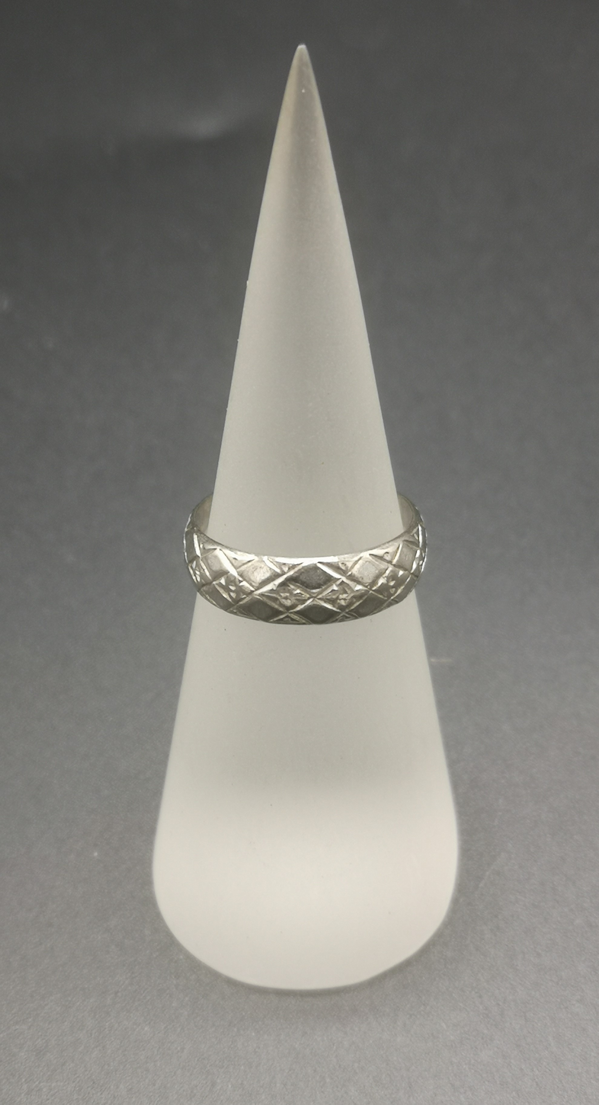 18ct white gold band together with an 18ct white gold eternity ring set with sapphires - Image 4 of 6