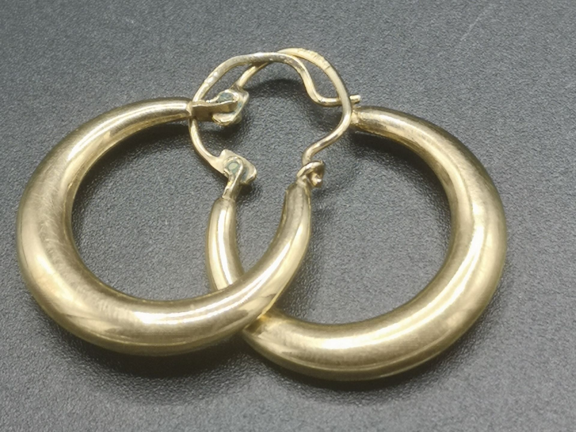Pir of 9ct gold earrings - Image 2 of 4