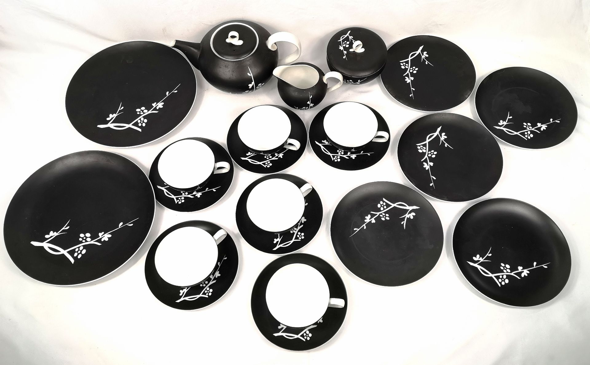 Black ground part dinner service