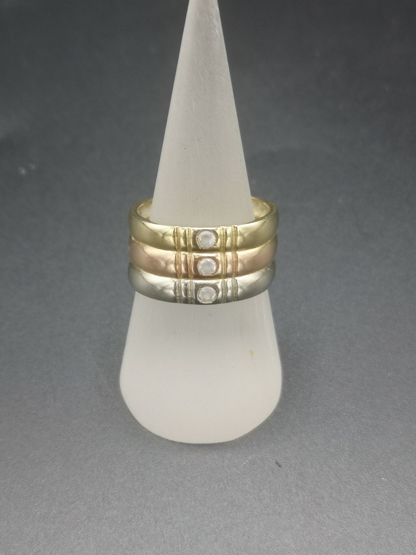 14ct white, rose and yellow gold band - Image 2 of 4