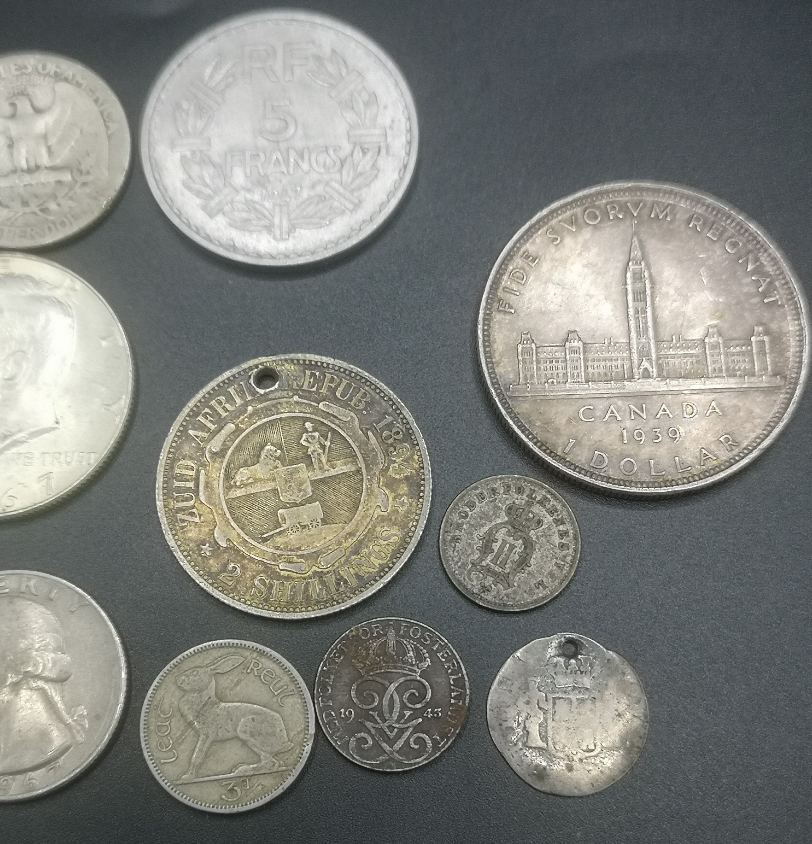 A collection of foreign coins - Image 6 of 10