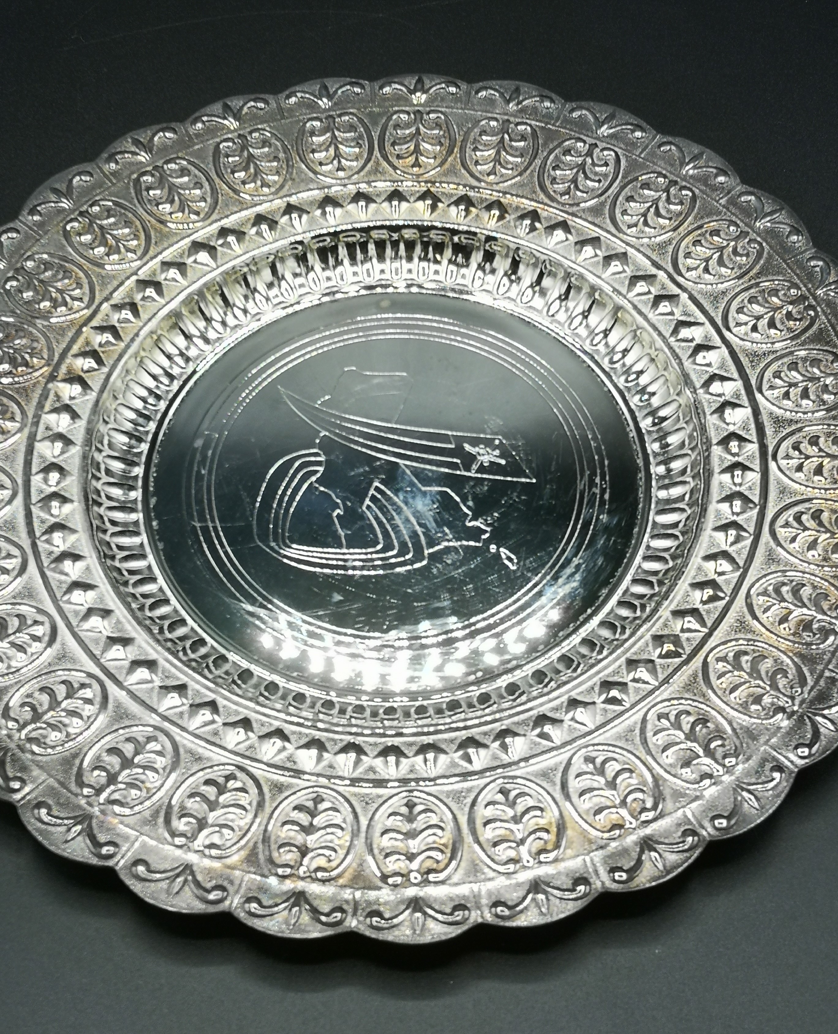 Silver dish with Omani logo to centre - Image 3 of 6