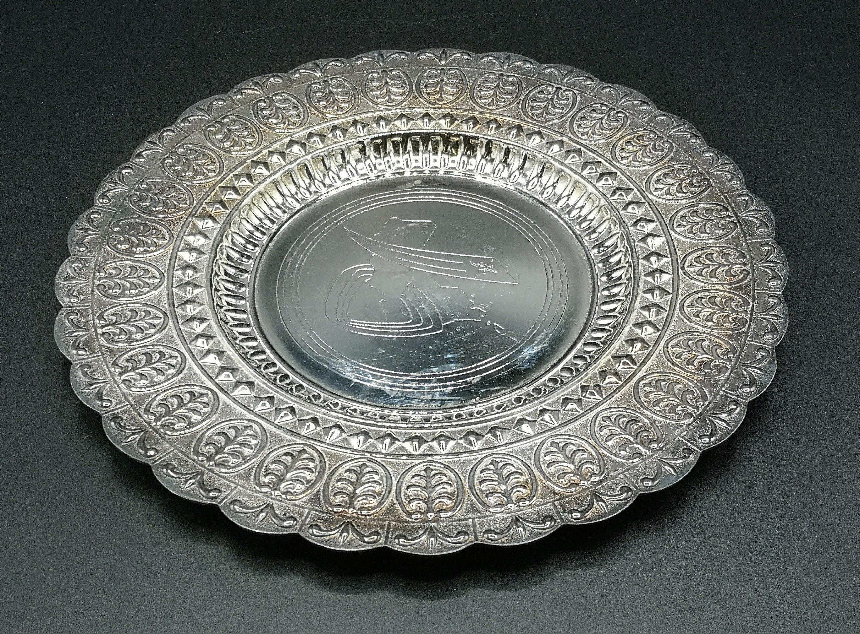 Silver dish with Omani logo to centre - Image 2 of 6