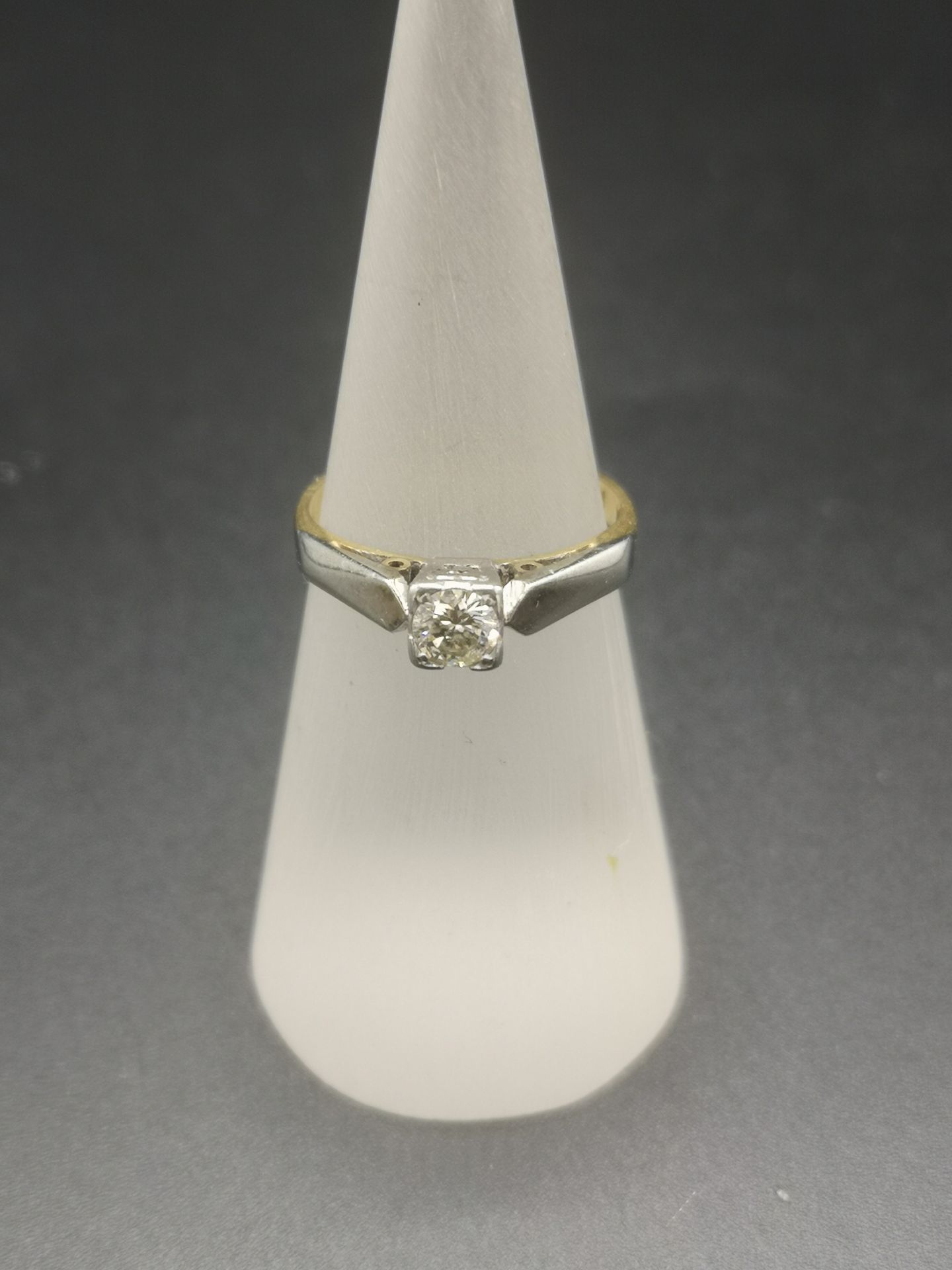 18ct gold and diamond solitaire ring - Image 2 of 5