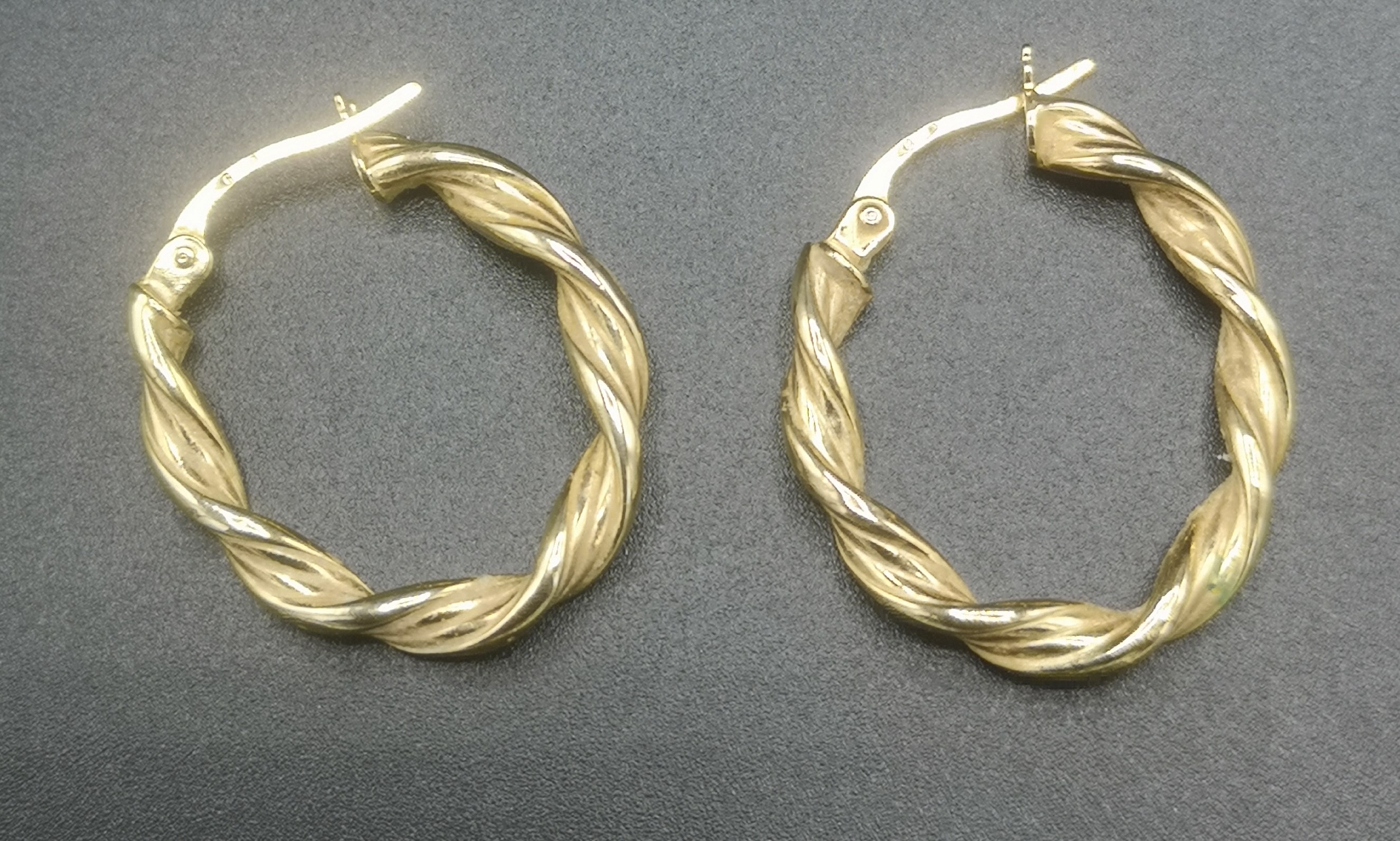 Pair of 9ct gold earrings - Image 3 of 4