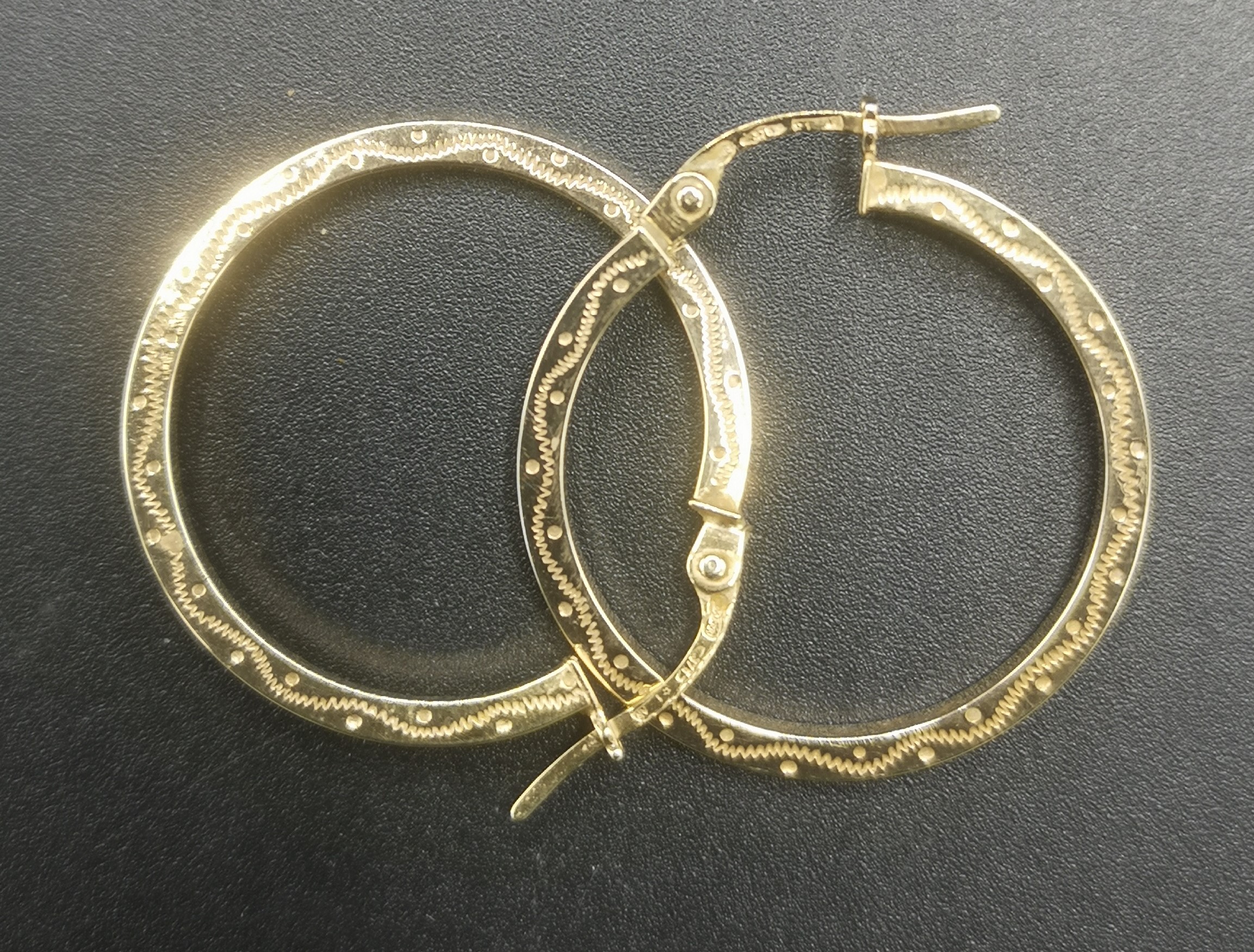 Pair of 9ct gold earrings - Image 2 of 3