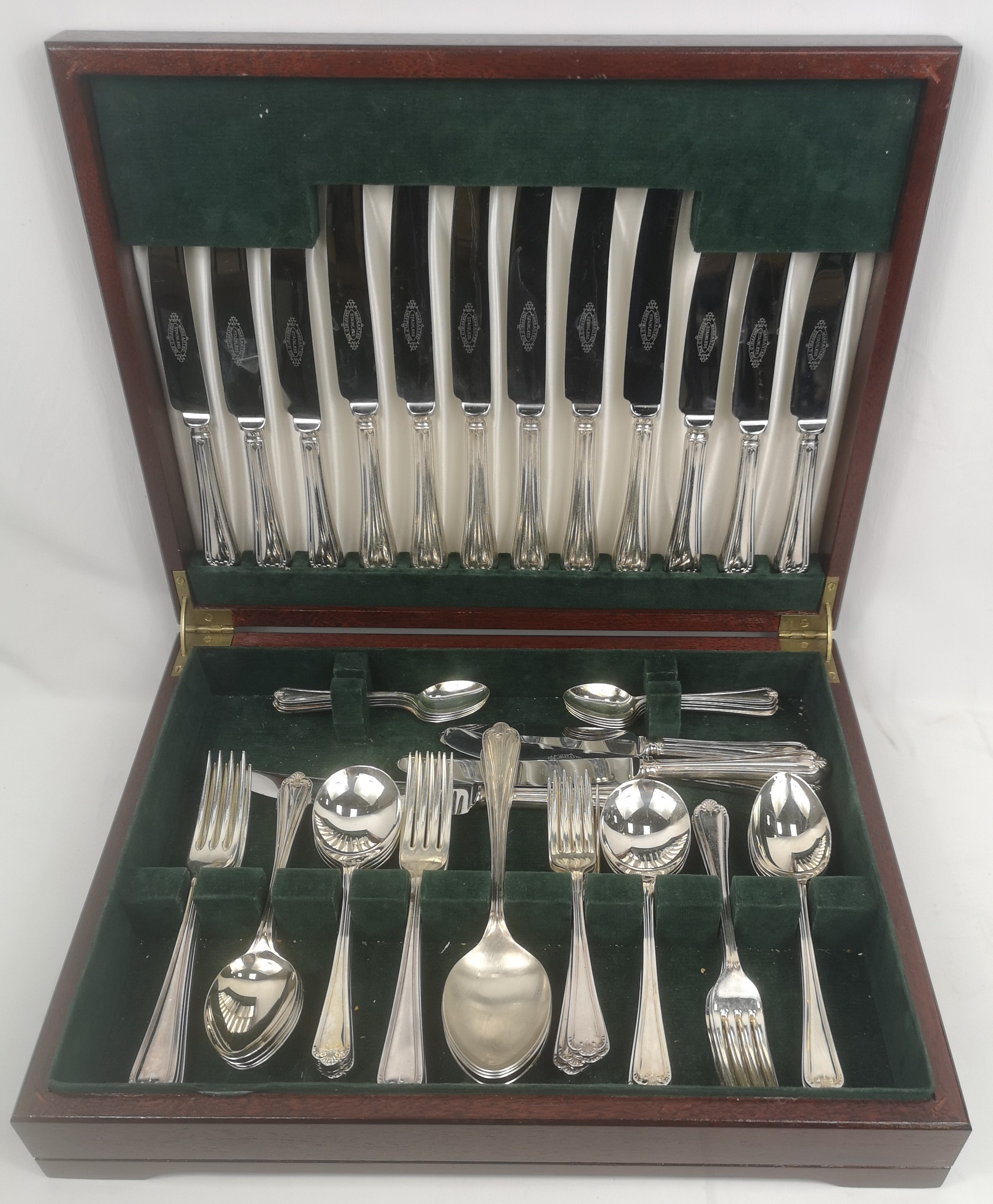 Six place canteen of silver plate cutlery